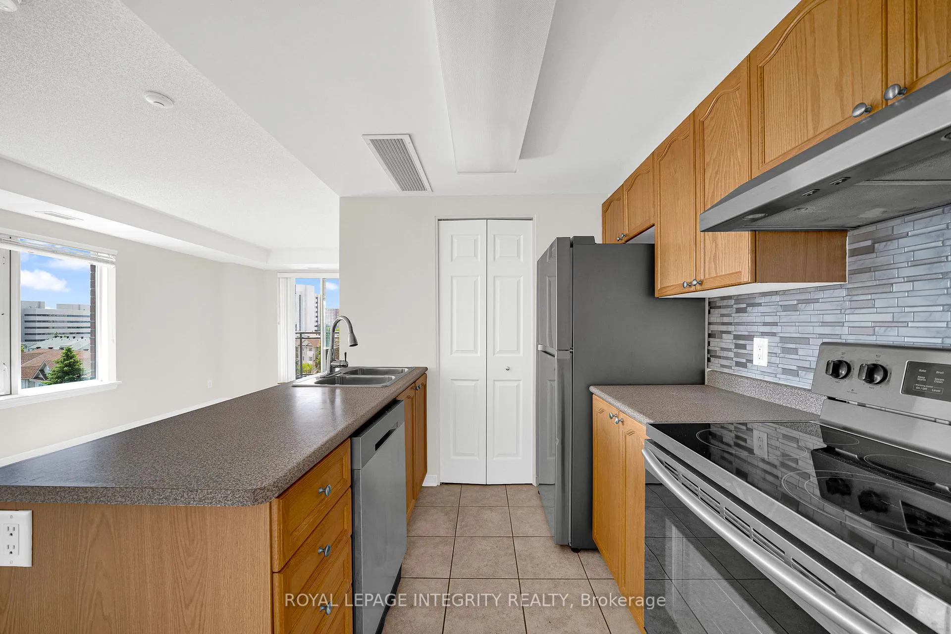 Photo 5 of Unit 6Q, 310 Central Park Drive, Ottawa, Central Park — HOMEH