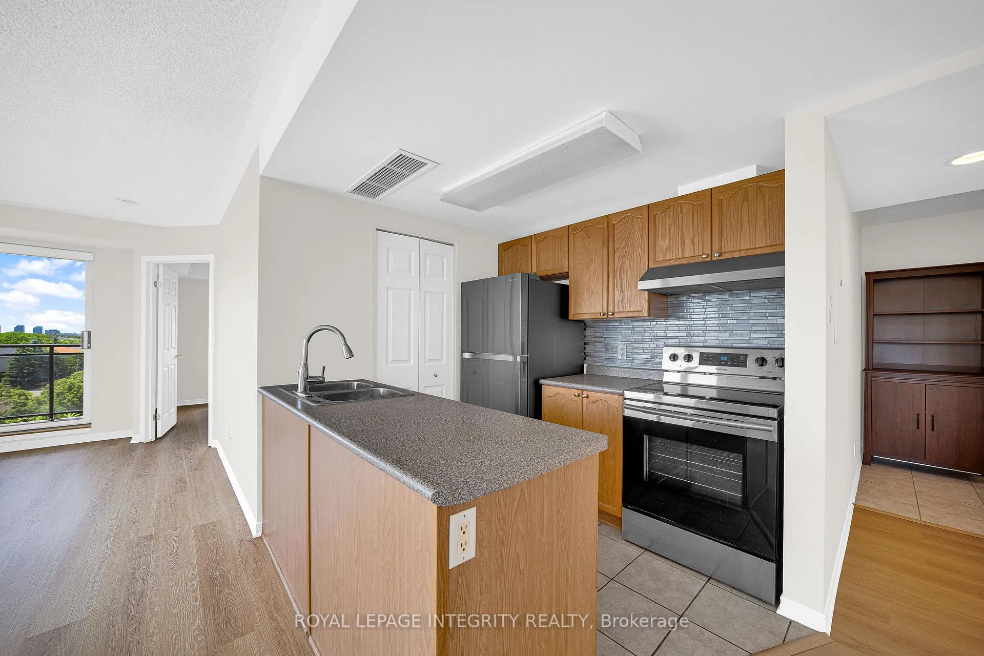 Photo 6 of Unit 6Q, 310 Central Park Drive, Ottawa, Central Park — HOMEH