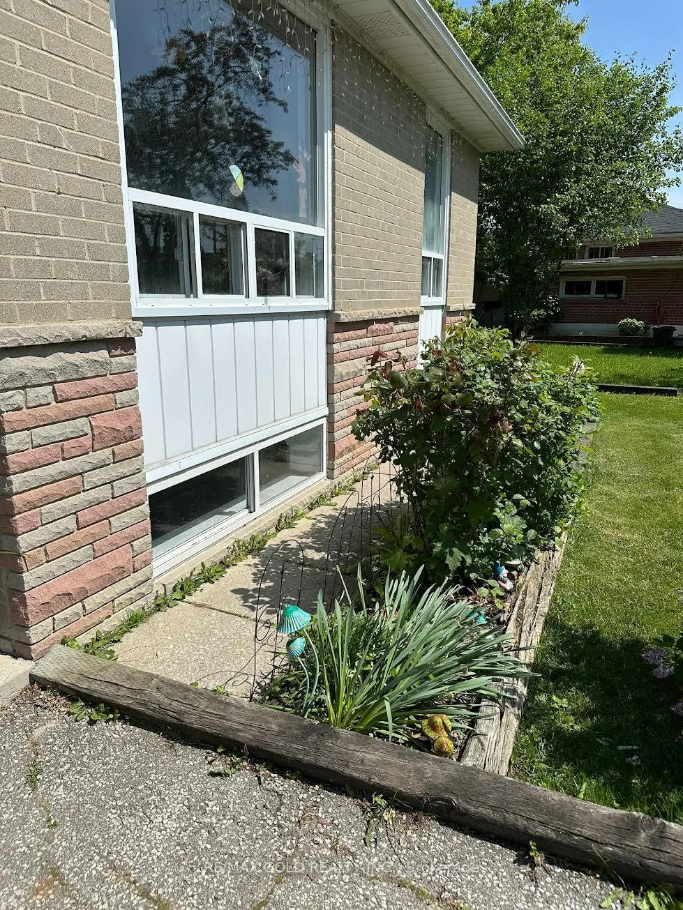 Photo 2 of 19 Benstrow Avenue, Etobicoke, Thistletown-Beaumonde Heights — HOMEH