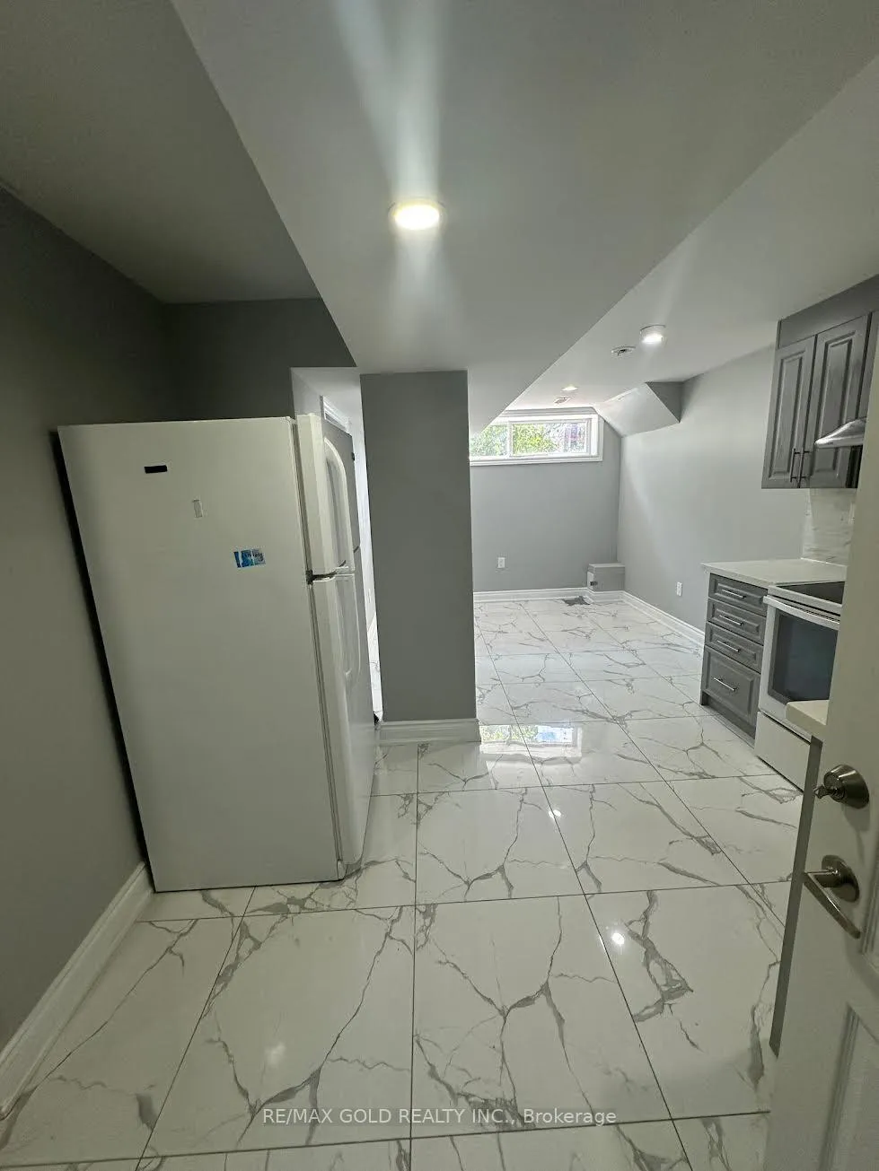 Photo 6 of 19 Benstrow Avenue, Etobicoke, Thistletown-Beaumonde Heights — HOMEH