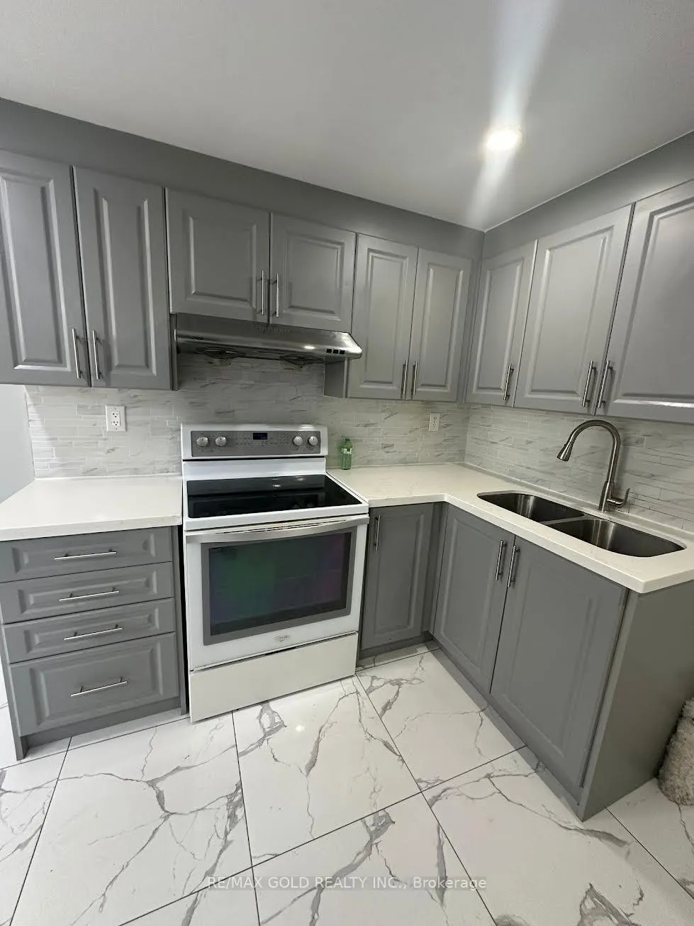 Photo 7 of 19 Benstrow Avenue, Etobicoke, Thistletown-Beaumonde Heights — HOMEH