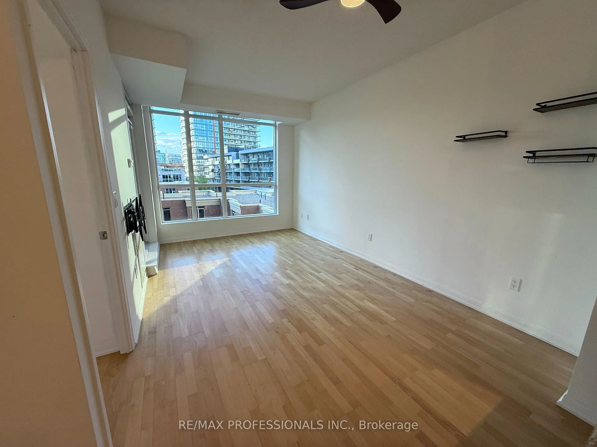 Photo 6 of Unit 522, 628 Fleet Street, Toronto, Niagara — HOMEH