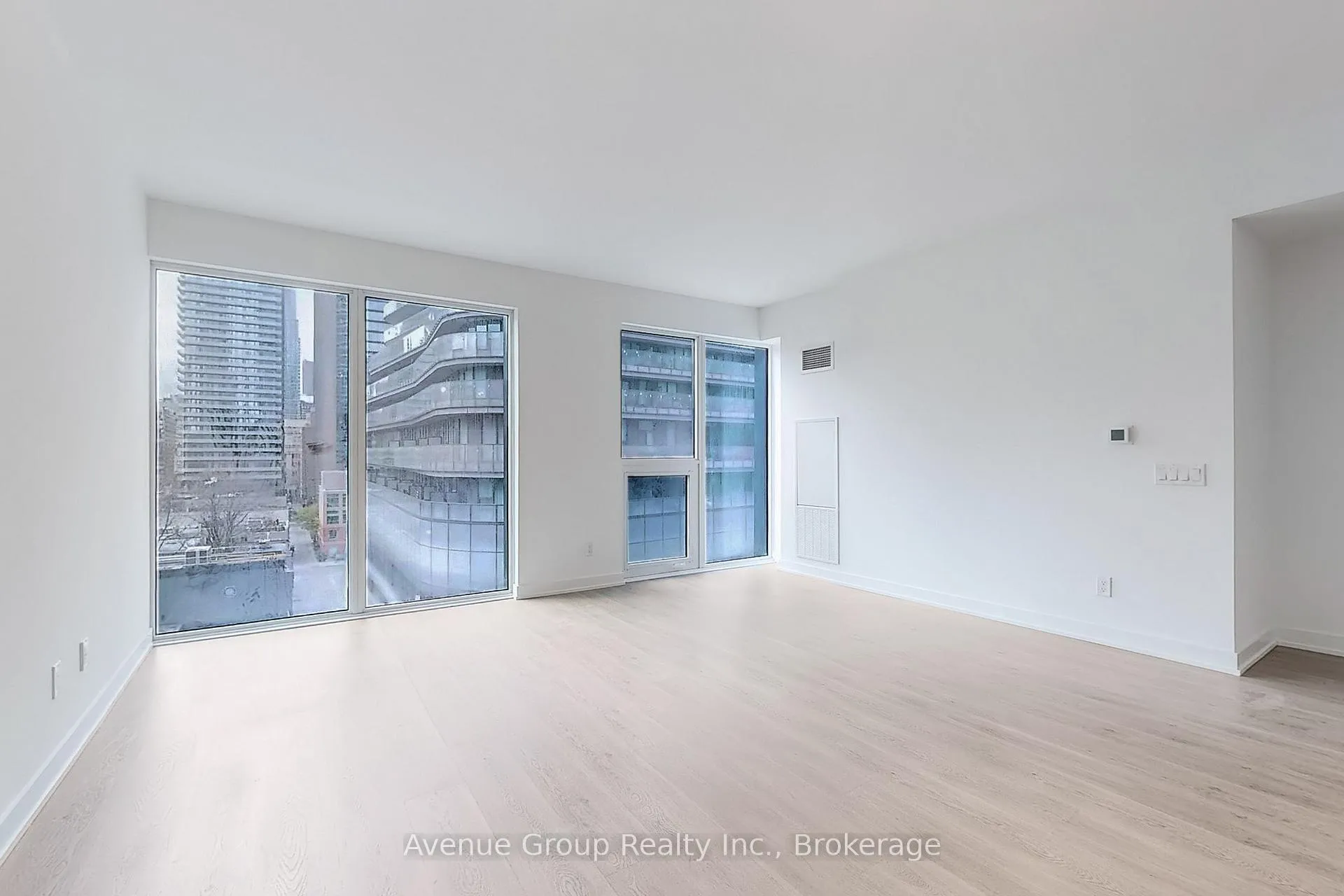 Photo 6 of Unit 708, 8 Wellesley Street W, Toronto, Bay Street Corridor — HOMEH
