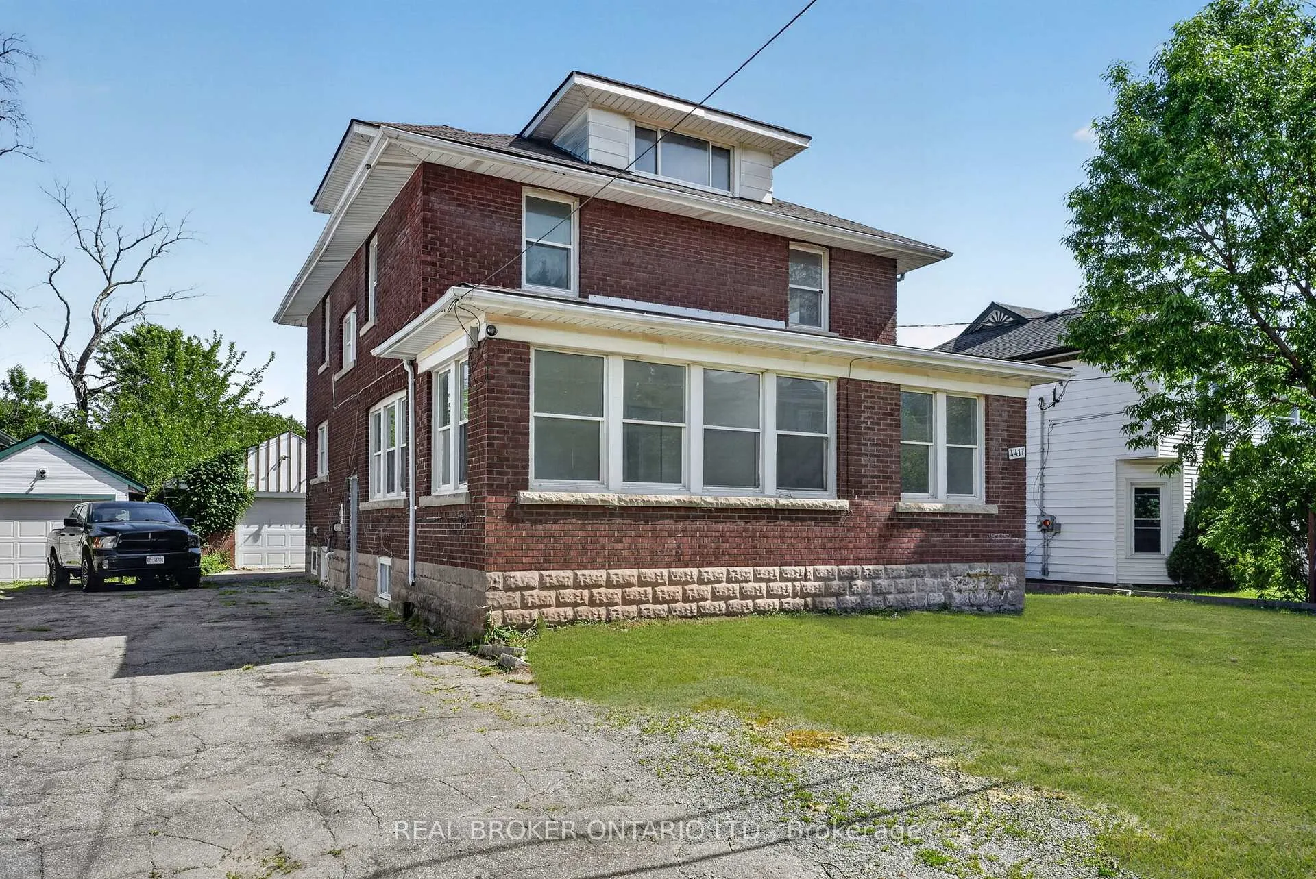 Front of 4417-B Ellis Street
