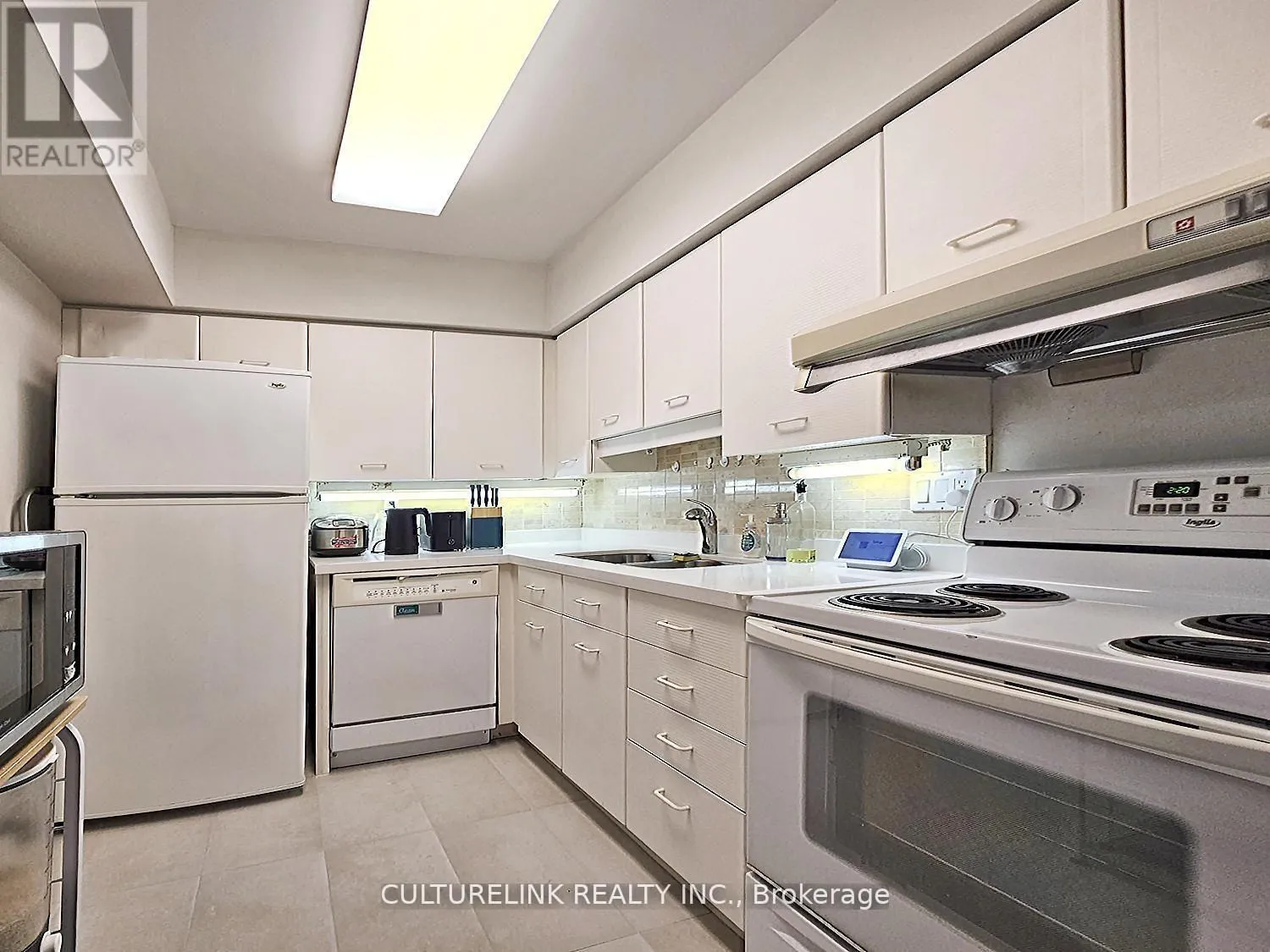 Photo 5 of Unit 2215, 30 Greenfield Avenue, North York, Willowdale East — HOMEH