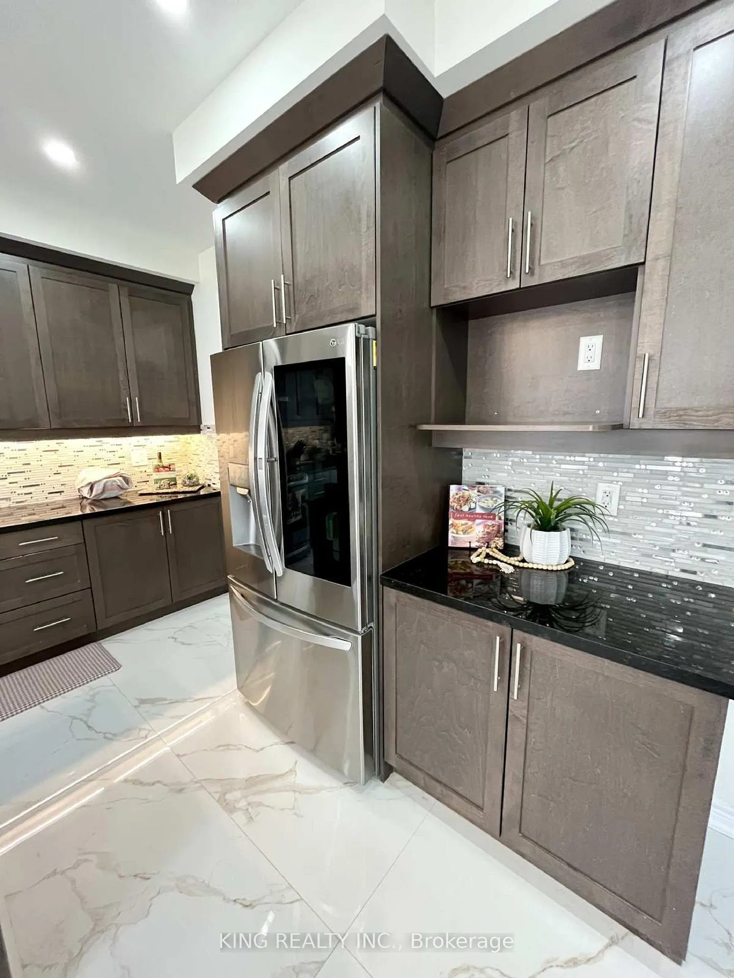 Photo 10 of 63 Cobriza Crescent, Brampton, Northwest Brampton — HOMEH