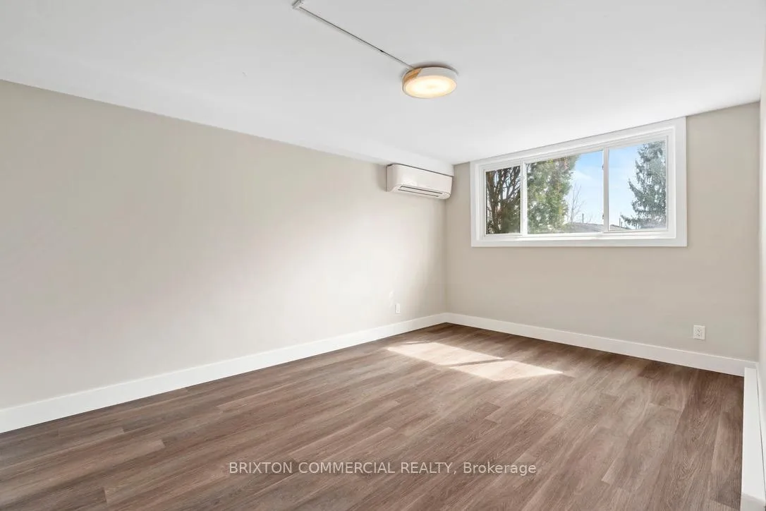 Photo 2 of Unit 4, 586 Victoria Street S, Kitchener, Victoria Hills — HOMEH
