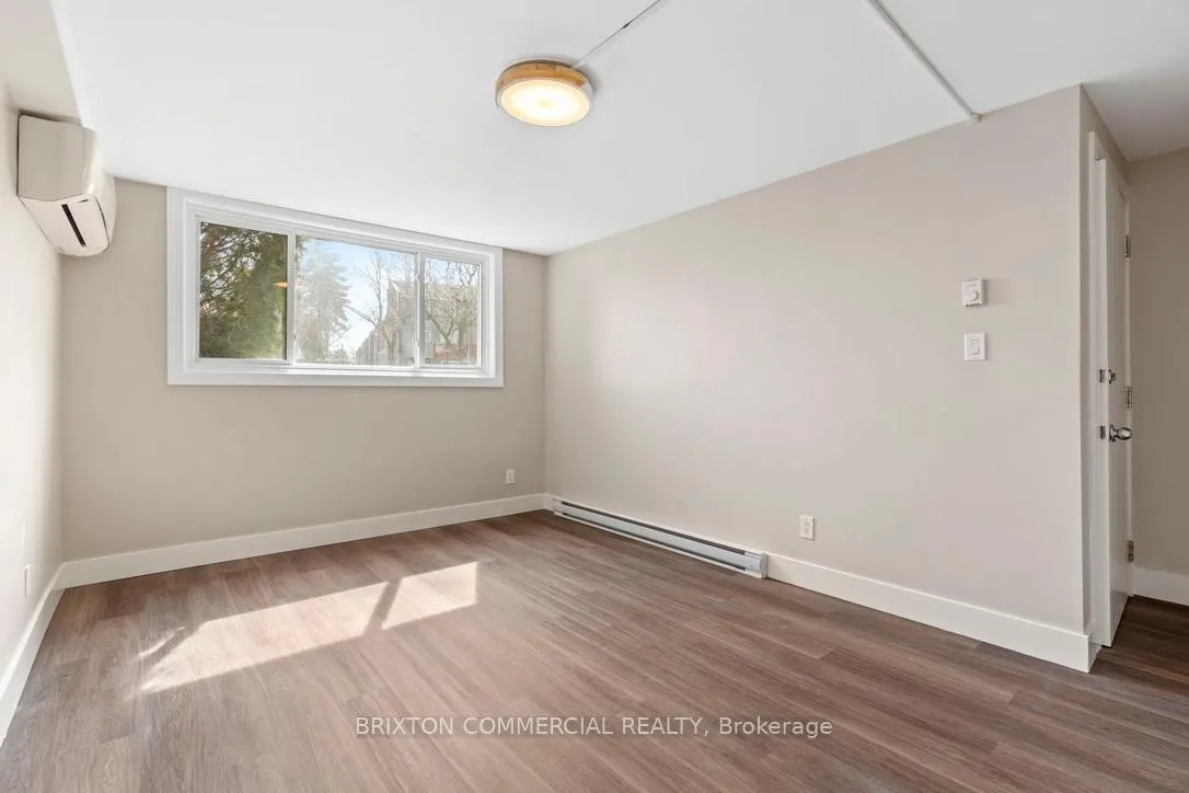 Photo 5 of Unit 4, 586 Victoria Street S, Kitchener, Victoria Hills — HOMEH