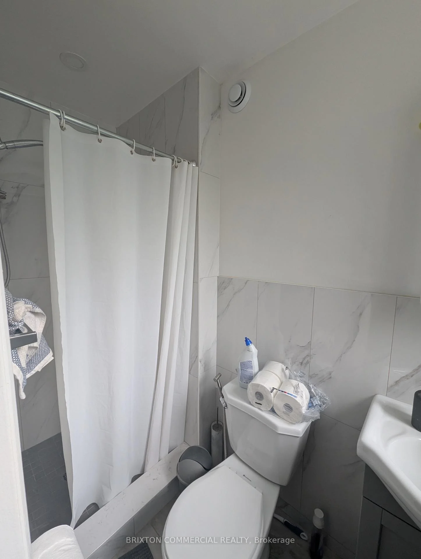 Photo 18 of Unit 4, 586 Victoria Street S, Kitchener, Victoria Hills — HOMEH