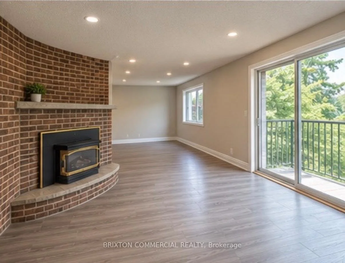 Photo 4 of Unit 4, 586 Victoria Street S, Kitchener, Victoria Hills — HOMEH