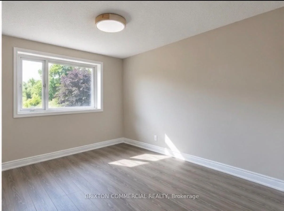Photo 13 of Unit 4, 586 Victoria Street S, Kitchener, Victoria Hills — HOMEH