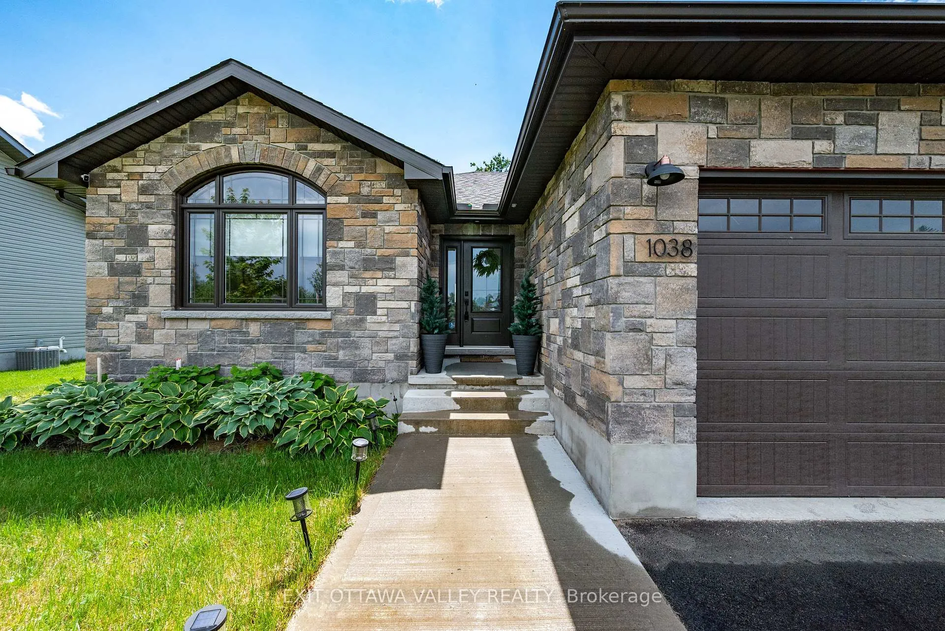 Photo 2 of 1038 Beatty Crescent, Deep River, Deep River — HOMEH