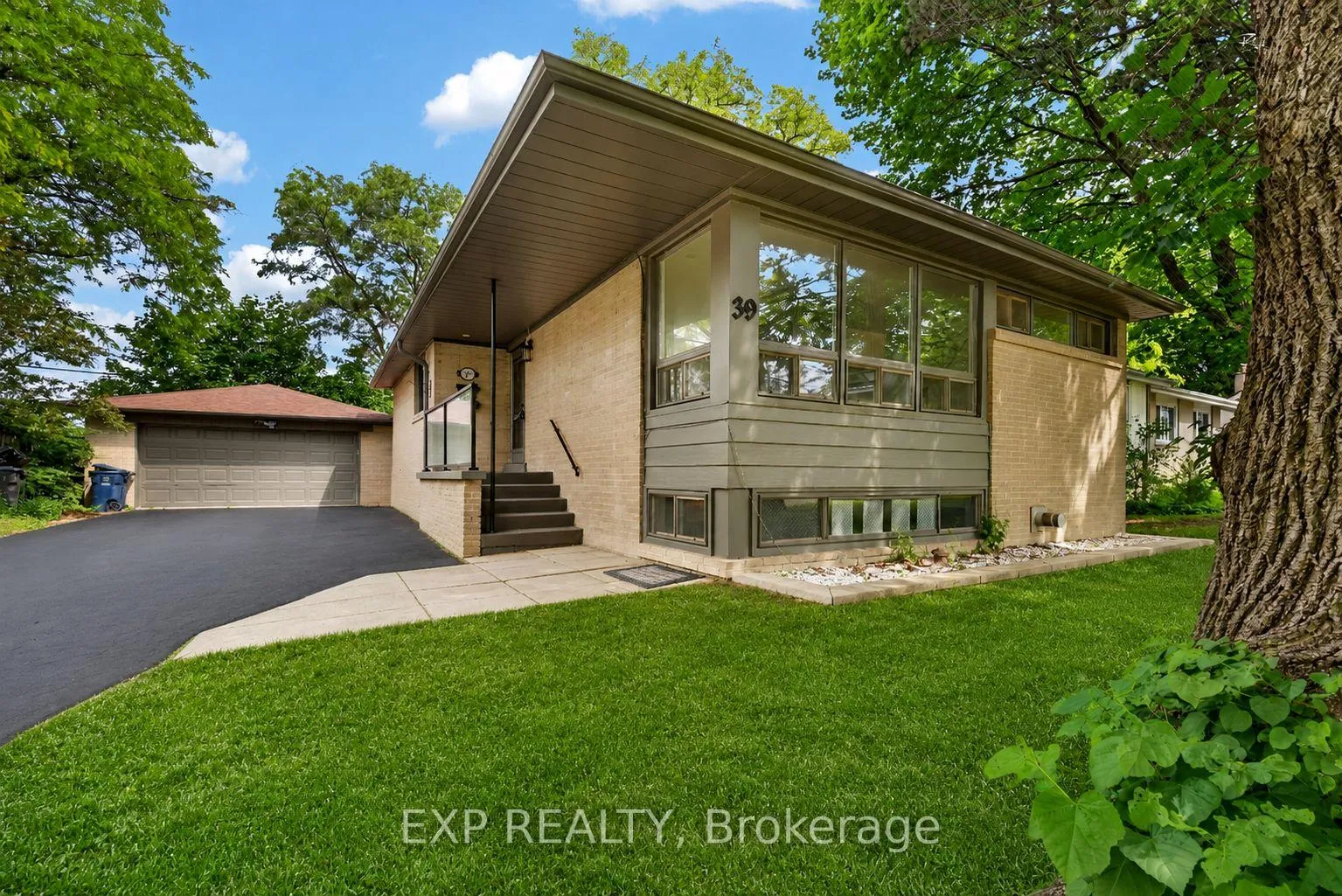 Photo 1 of 39 Treadgold Crescent, North York, Parkwoods-Donalda — HOMEH
