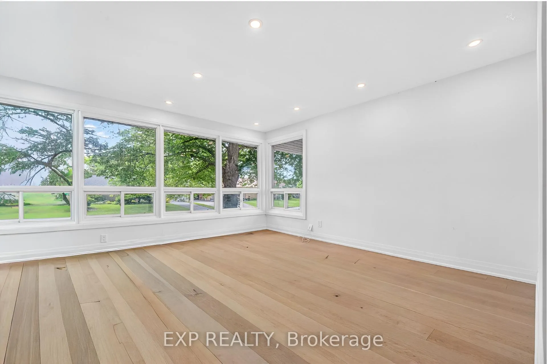 Photo 3 of 39 Treadgold Crescent, North York, Parkwoods-Donalda — HOMEH