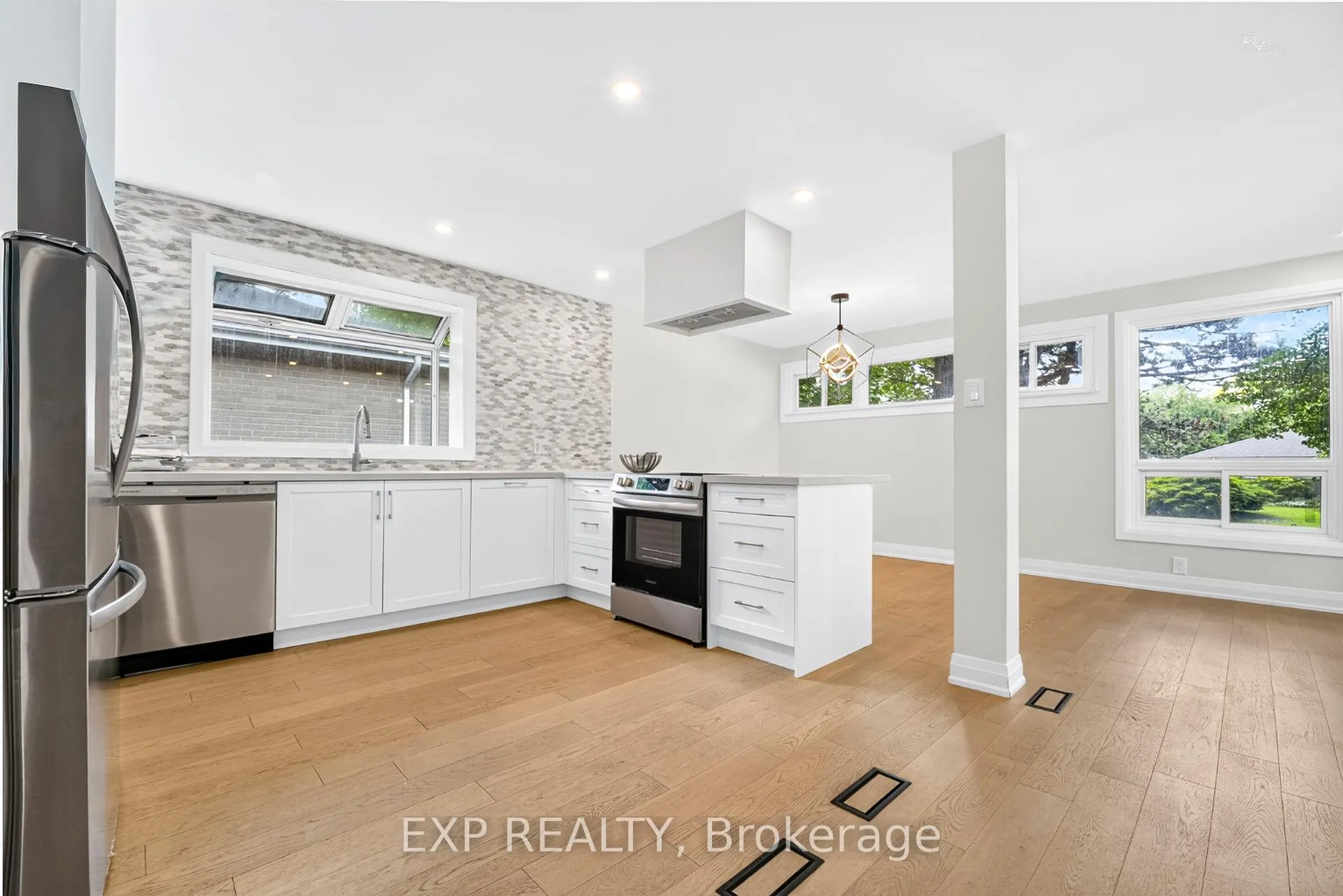 Photo 4 of 39 Treadgold Crescent, North York, Parkwoods-Donalda — HOMEH