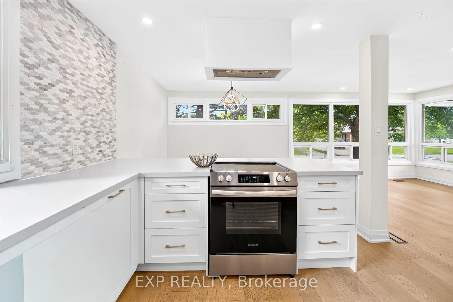 Photo 5 of 39 Treadgold Crescent, North York, Parkwoods-Donalda — HOMEH
