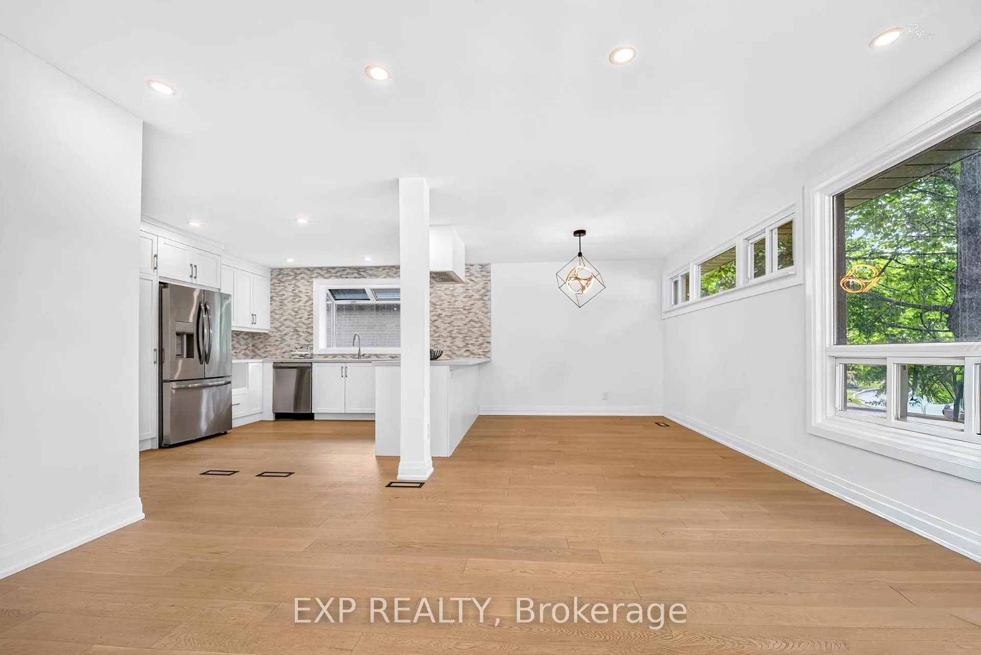 Photo 6 of 39 Treadgold Crescent, North York, Parkwoods-Donalda — HOMEH