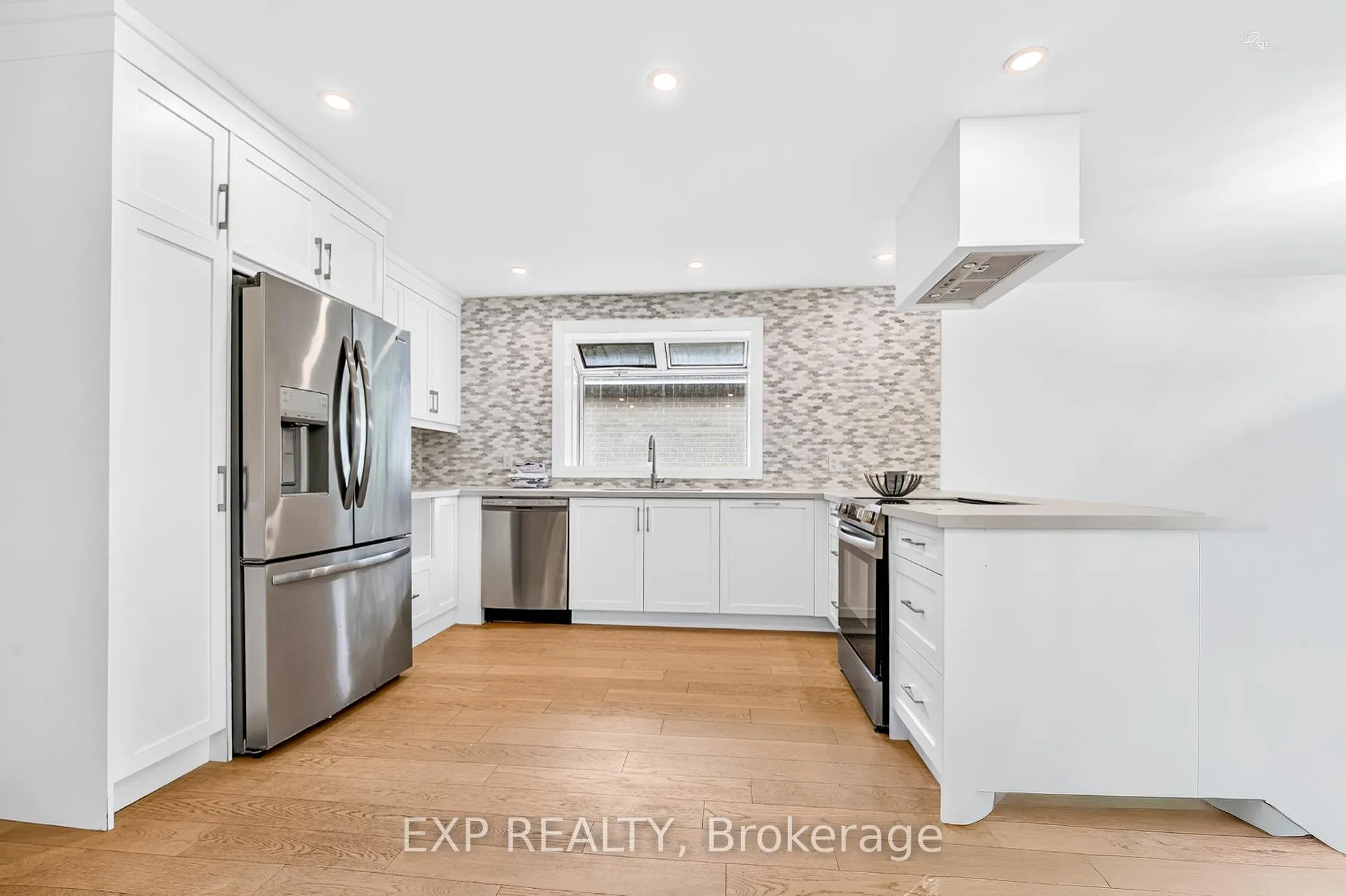 Photo 7 of 39 Treadgold Crescent, North York, Parkwoods-Donalda — HOMEH
