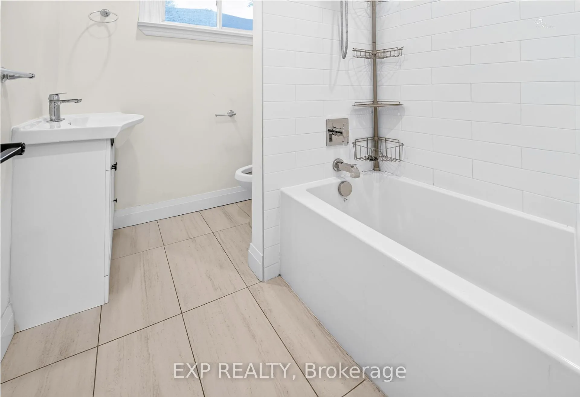 Photo 8 of 39 Treadgold Crescent, North York, Parkwoods-Donalda — HOMEH