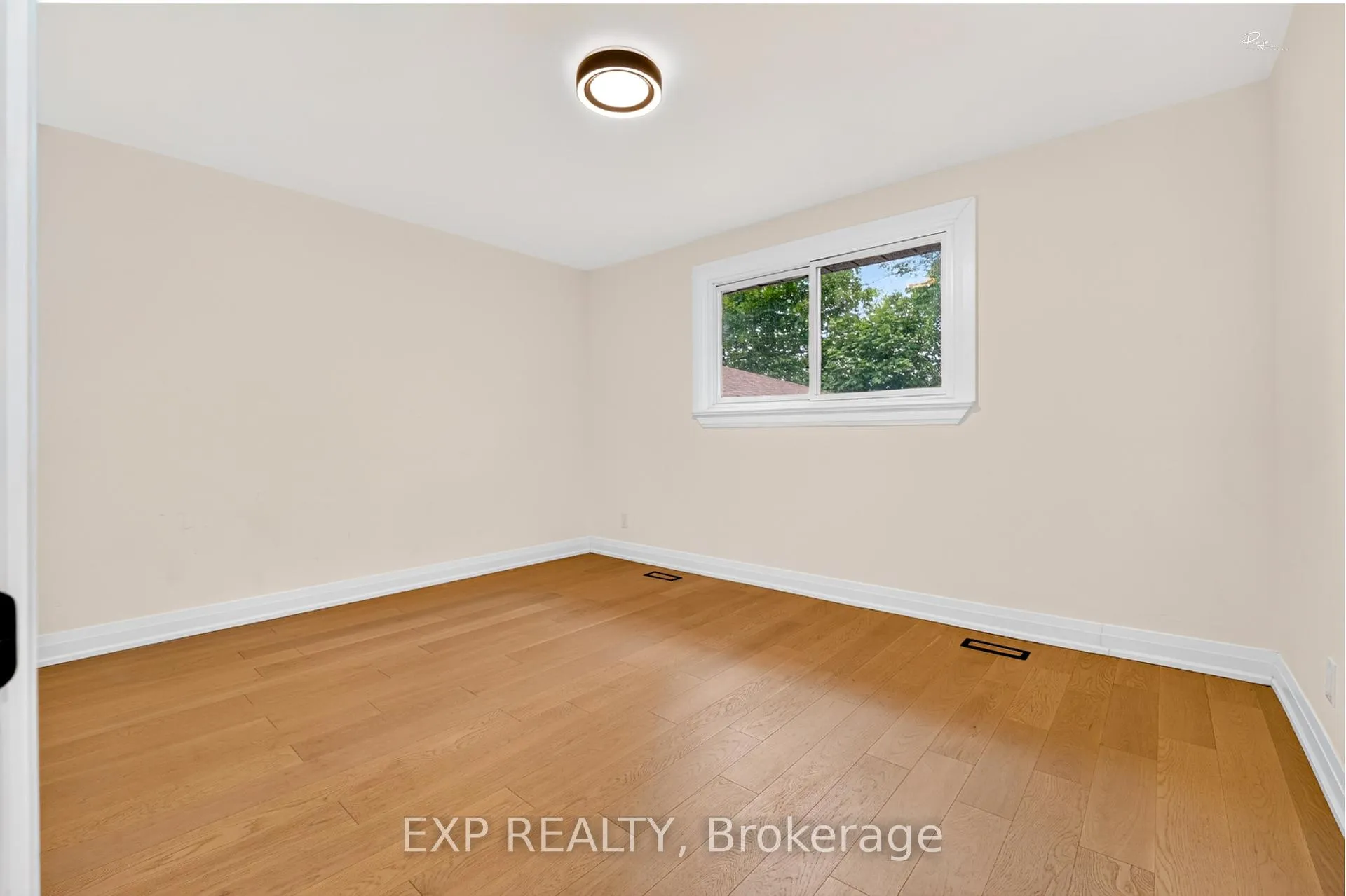 Photo 12 of 39 Treadgold Crescent, North York, Parkwoods-Donalda — HOMEH