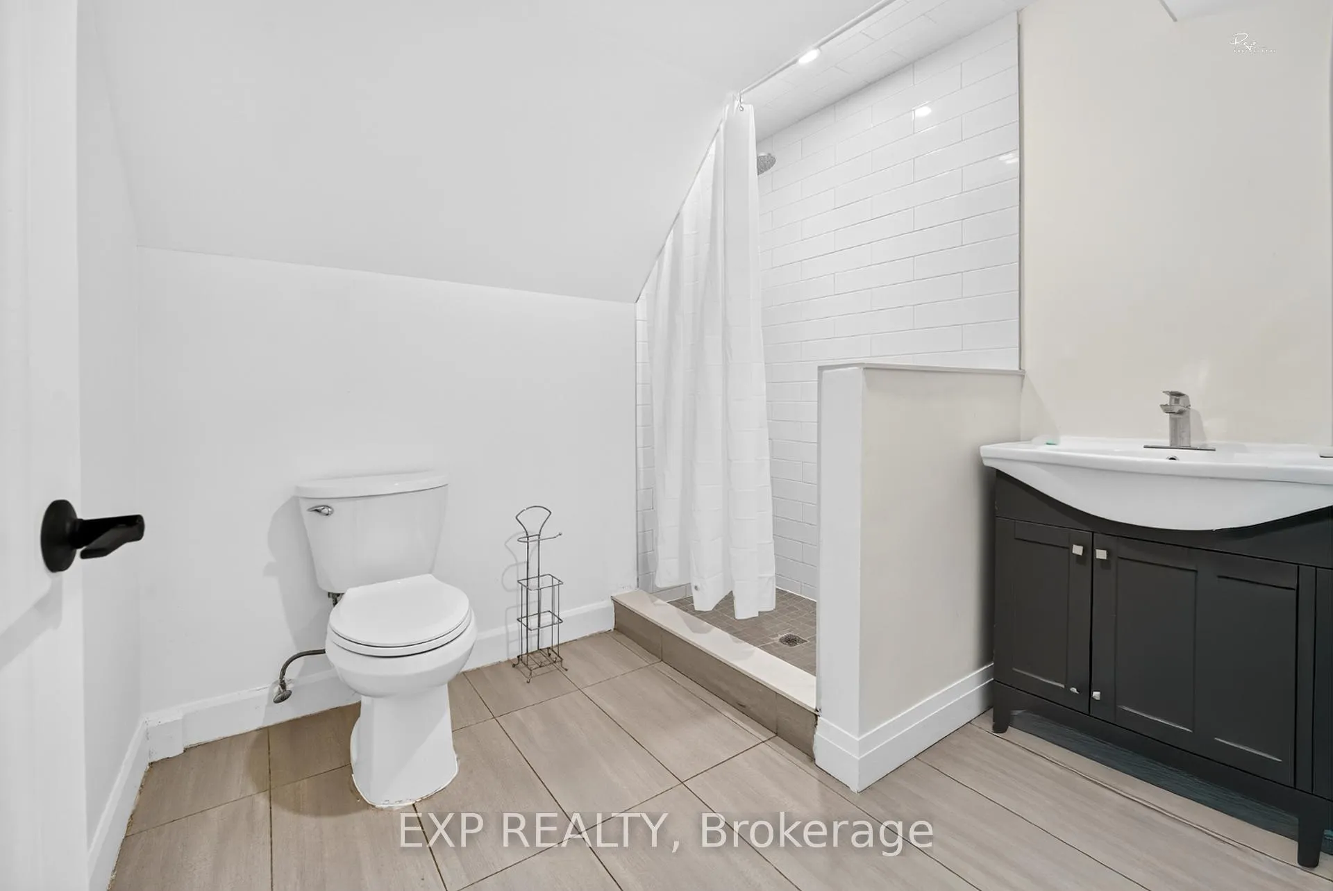 Photo 22 of 39 Treadgold Crescent, North York, Parkwoods-Donalda — HOMEH
