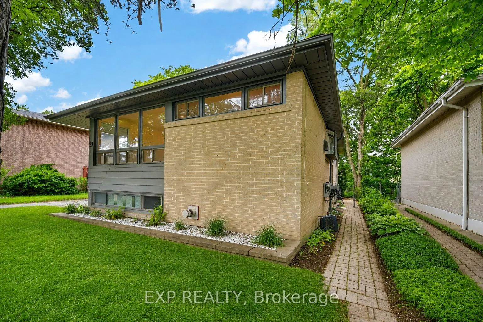 Photo 24 of 39 Treadgold Crescent, North York, Parkwoods-Donalda — HOMEH