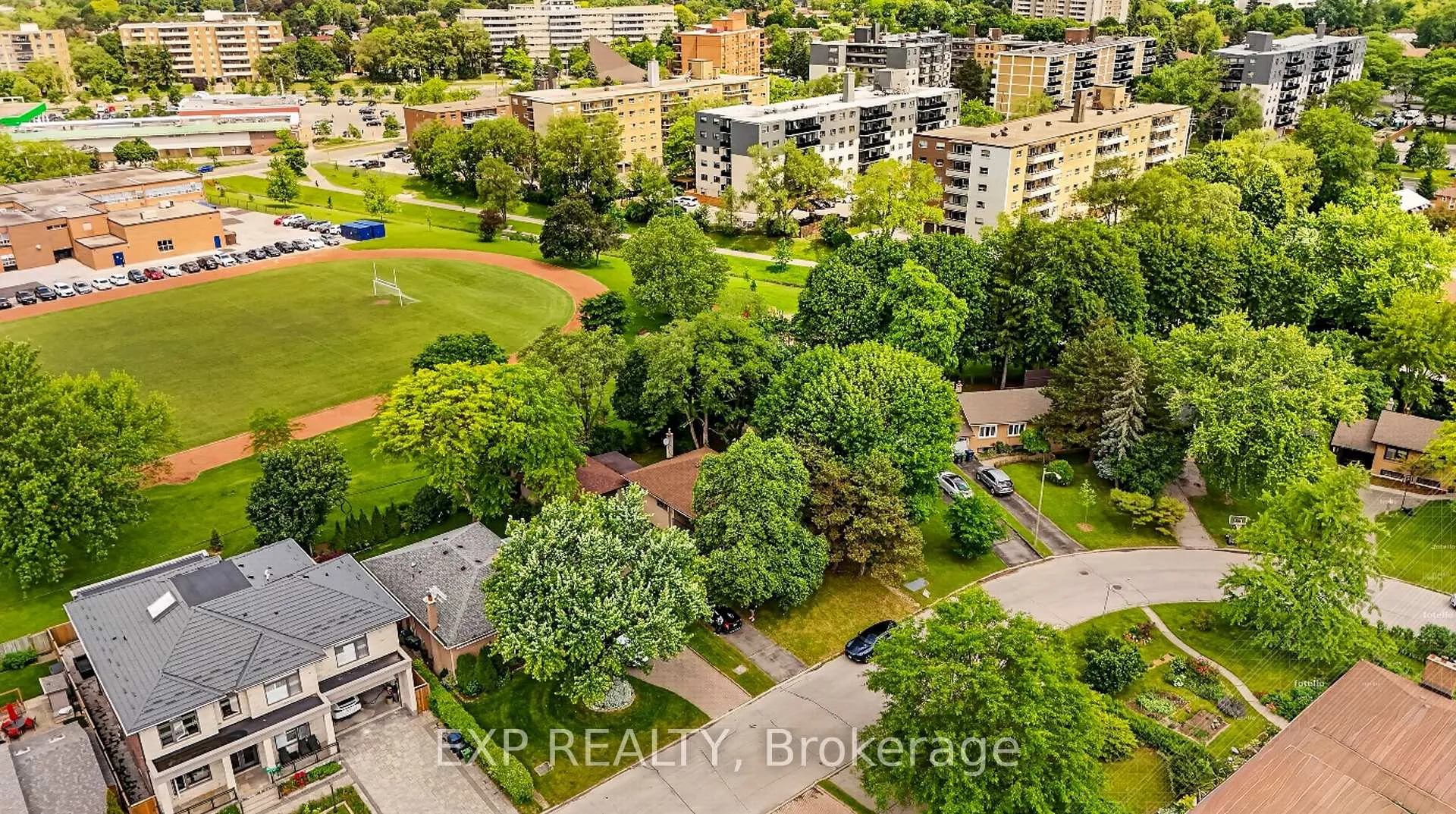 Photo 29 of 39 Treadgold Crescent, North York, Parkwoods-Donalda — HOMEH