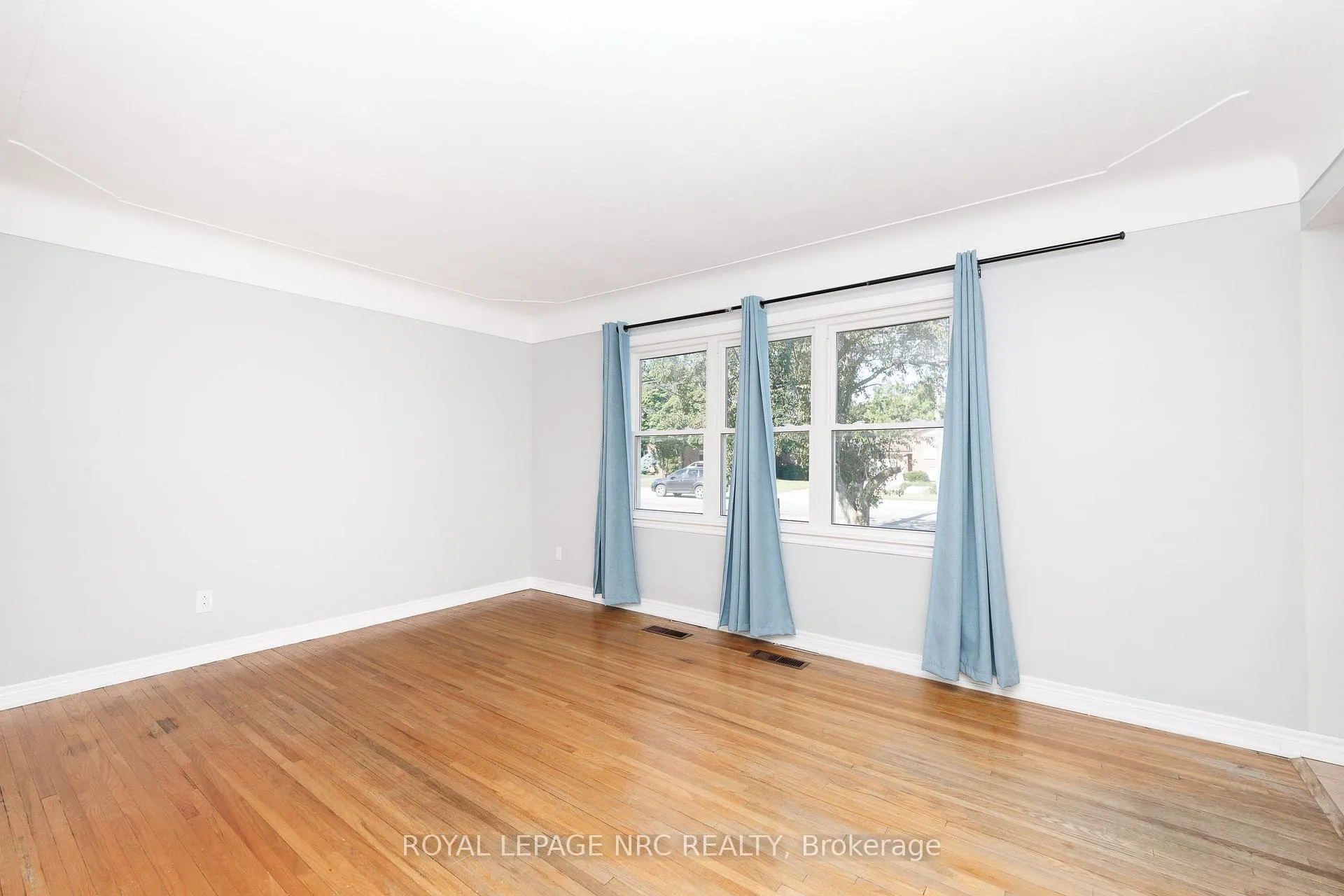 Photo 8 of 3090 Dorchester Road, Niagara Falls, Stamford — HOMEH