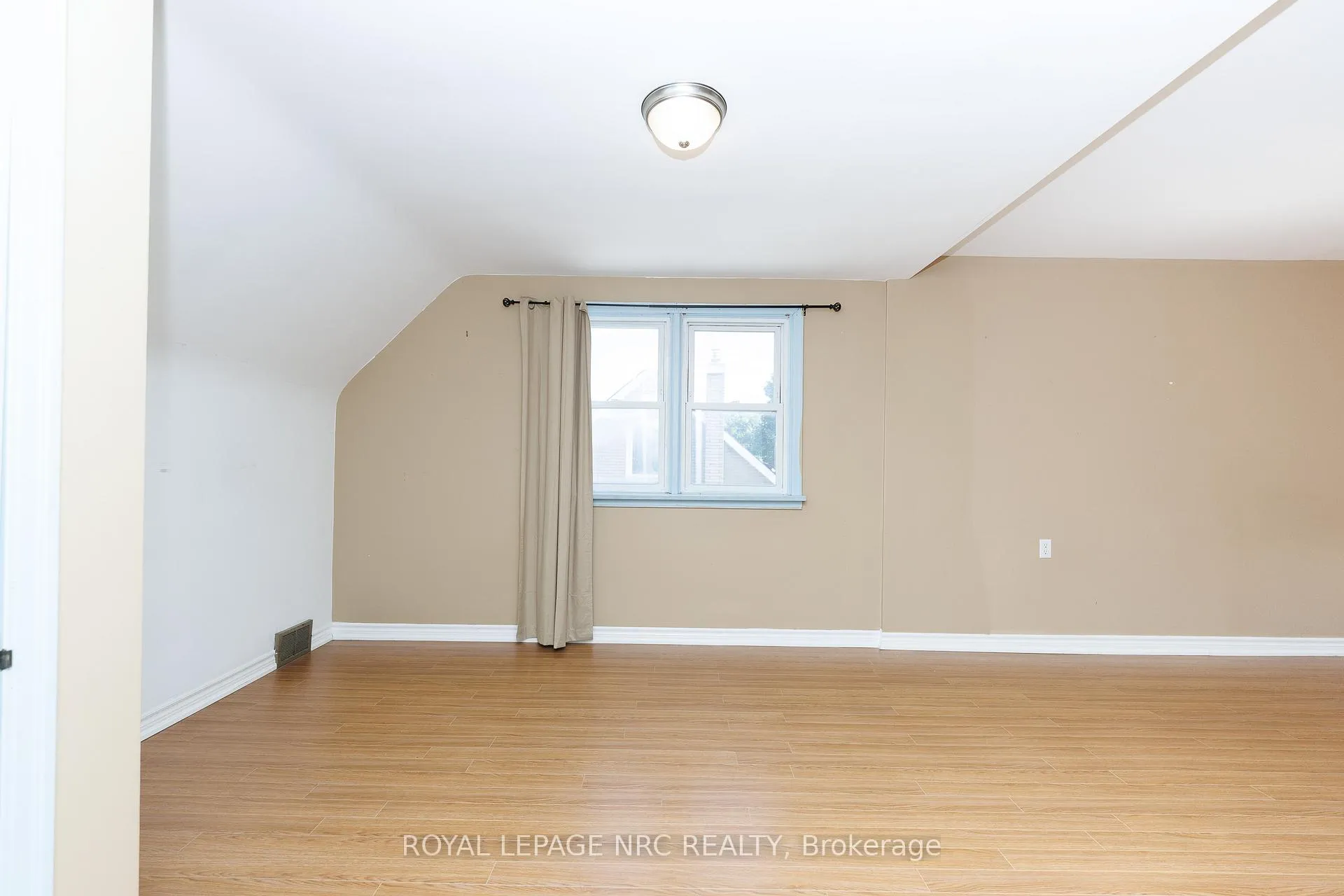 Photo 25 of 3090 Dorchester Road, Niagara Falls, Stamford — HOMEH