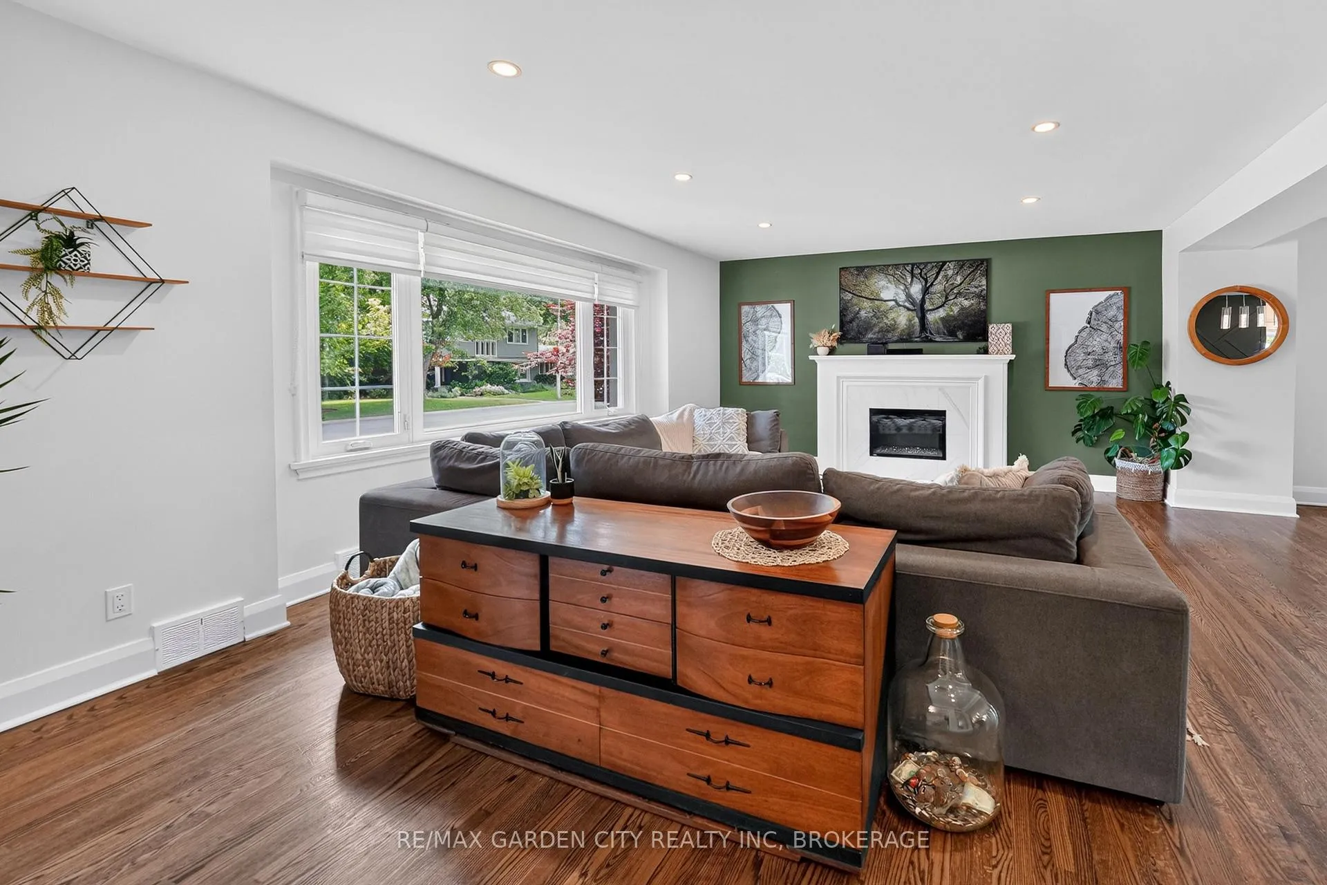 Photo 5 of 118 Riverdale Drive, St. Catharines, Old Glenridge — HOMEH