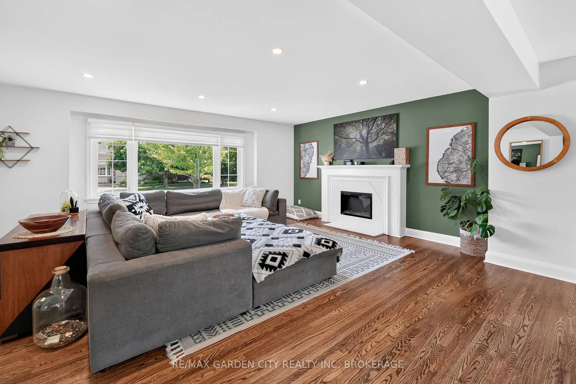 Photo 6 of 118 Riverdale Drive, St. Catharines, Old Glenridge — HOMEH