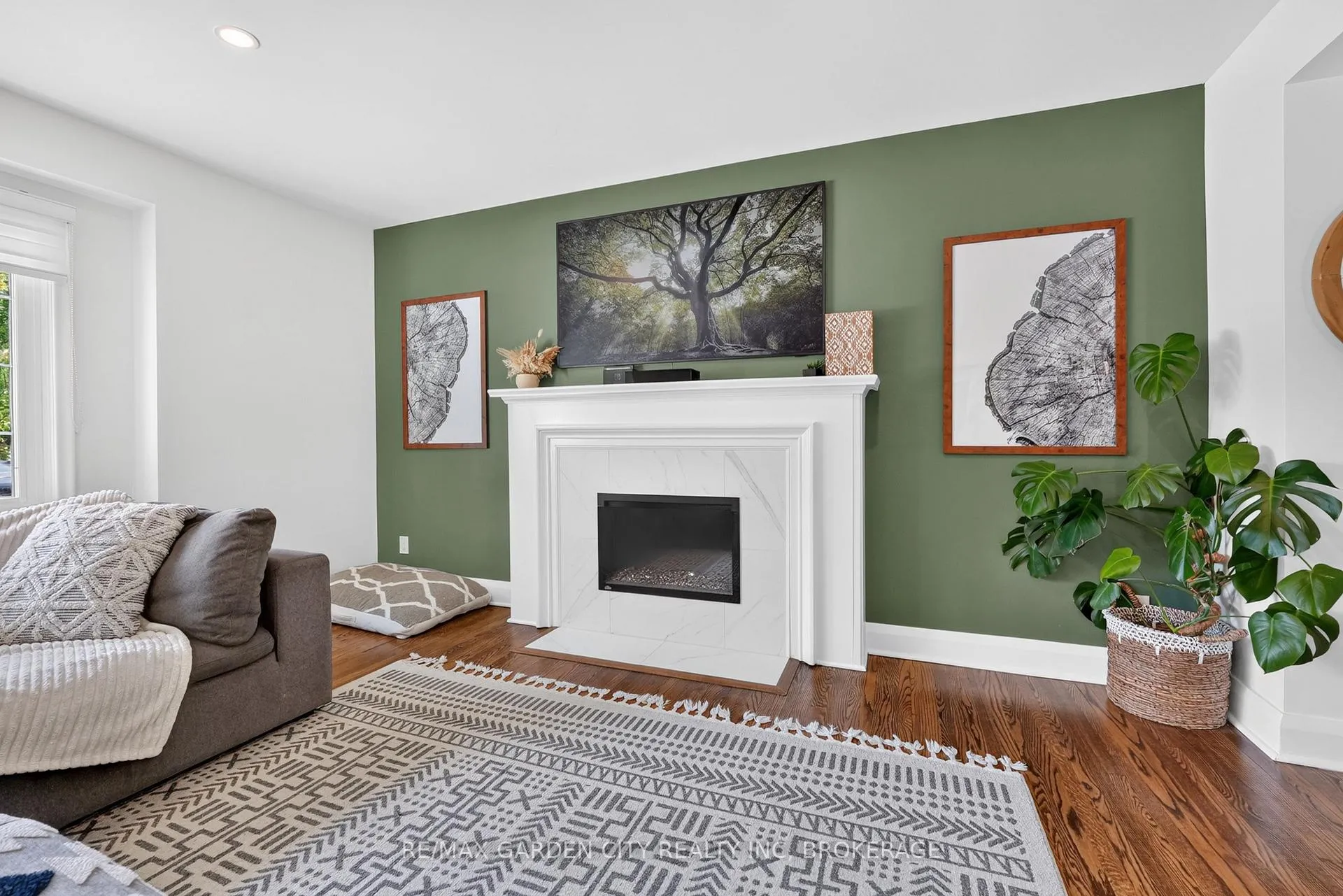 Photo 7 of 118 Riverdale Drive, St. Catharines, Old Glenridge — HOMEH