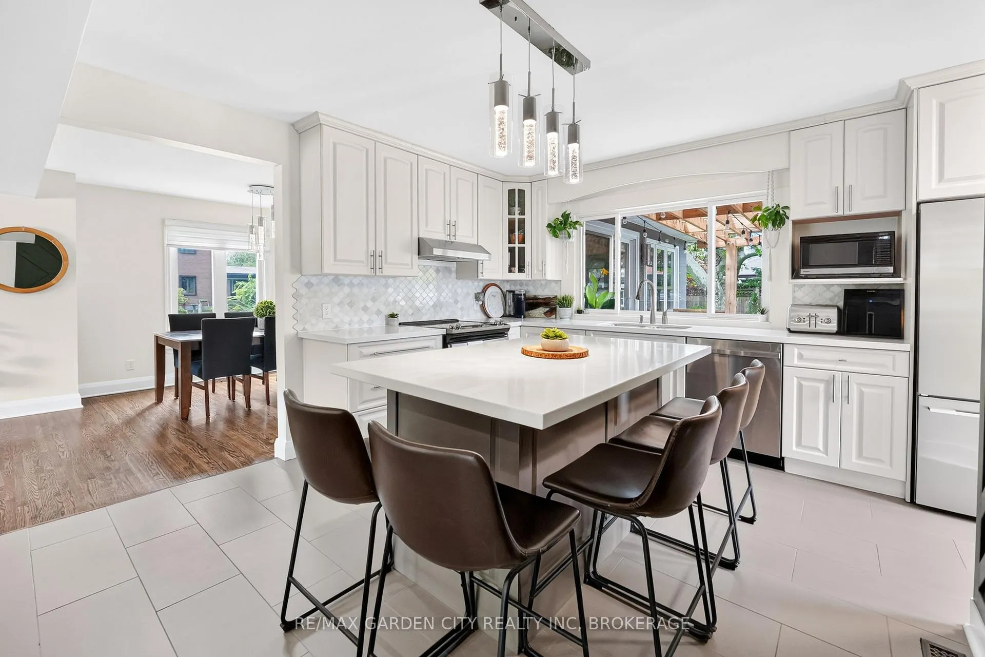 Photo 9 of 118 Riverdale Drive, St. Catharines, Old Glenridge — HOMEH