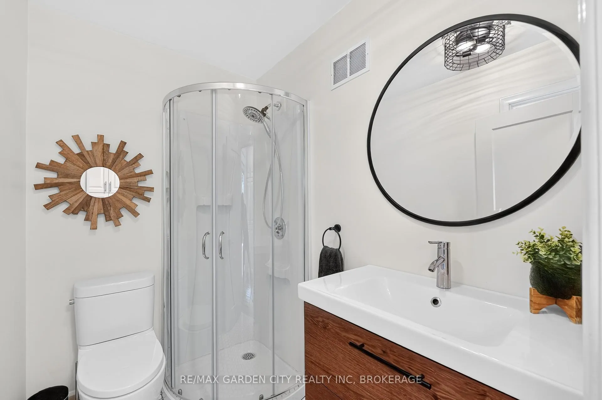 Photo 13 of 118 Riverdale Drive, St. Catharines, Old Glenridge — HOMEH