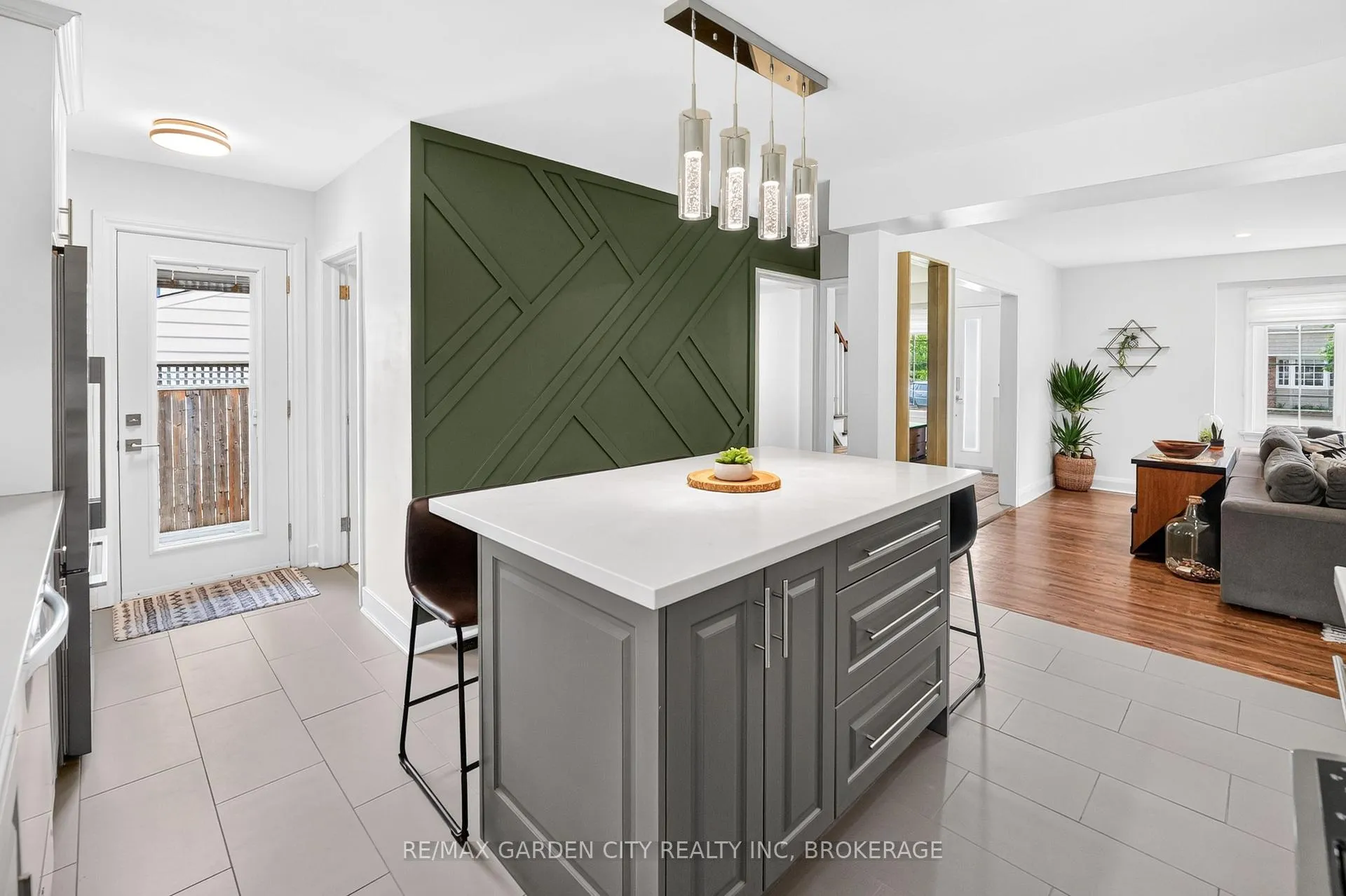 Photo 14 of 118 Riverdale Drive, St. Catharines, Old Glenridge — HOMEH