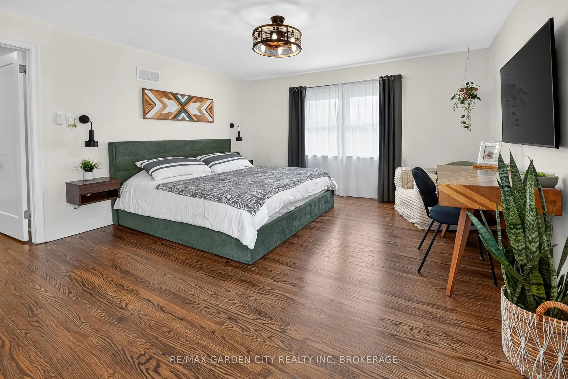 Photo 22 of 118 Riverdale Drive, St. Catharines, Old Glenridge — HOMEH
