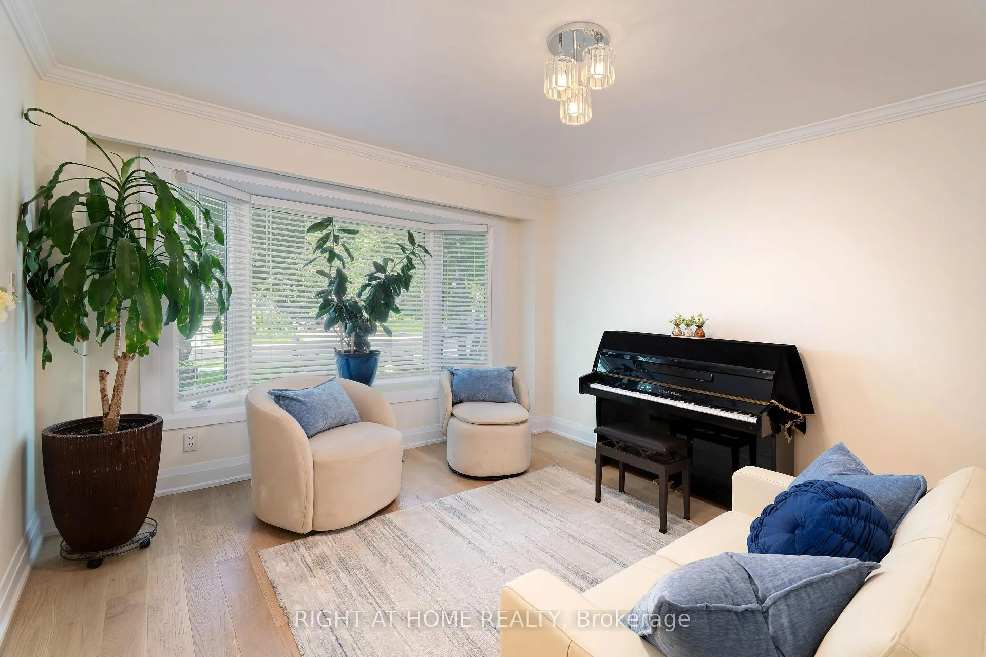 Photo 11 of 55 Hillview Drive, Newmarket, Bristol-London — HOMEH