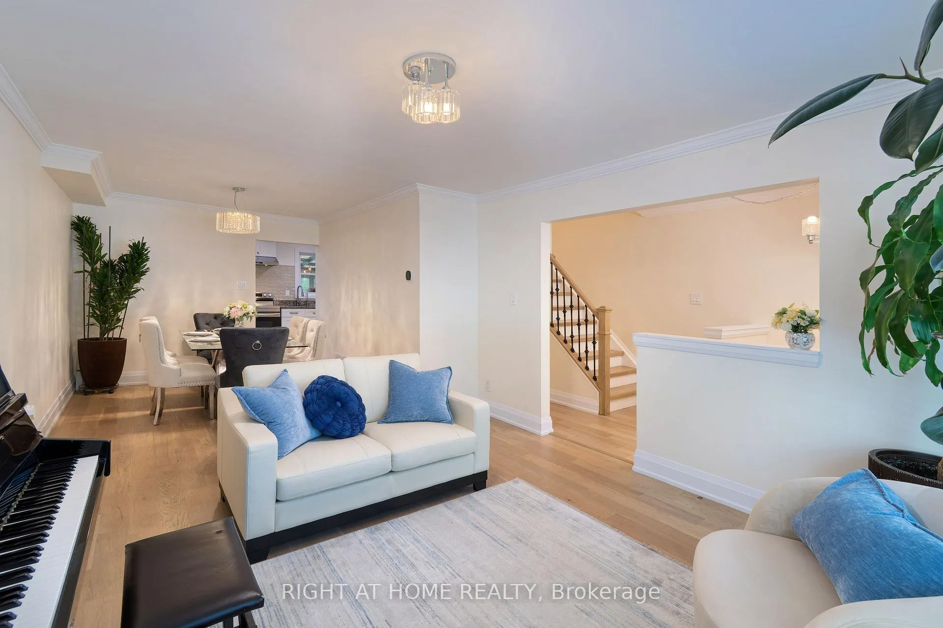 Photo 12 of 55 Hillview Drive, Newmarket, Bristol-London — HOMEH