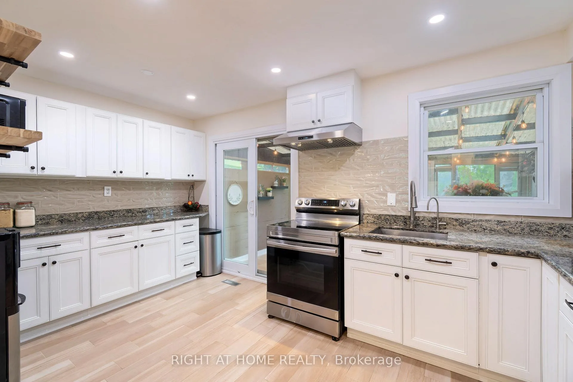 Photo 14 of 55 Hillview Drive, Newmarket, Bristol-London — HOMEH