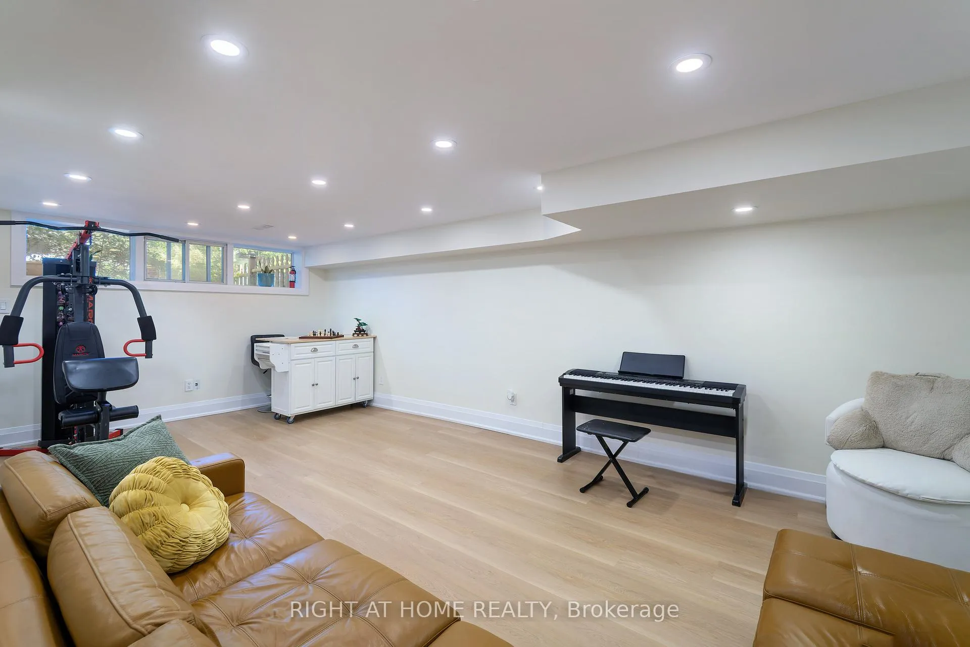 Photo 31 of 55 Hillview Drive, Newmarket, Bristol-London — HOMEH