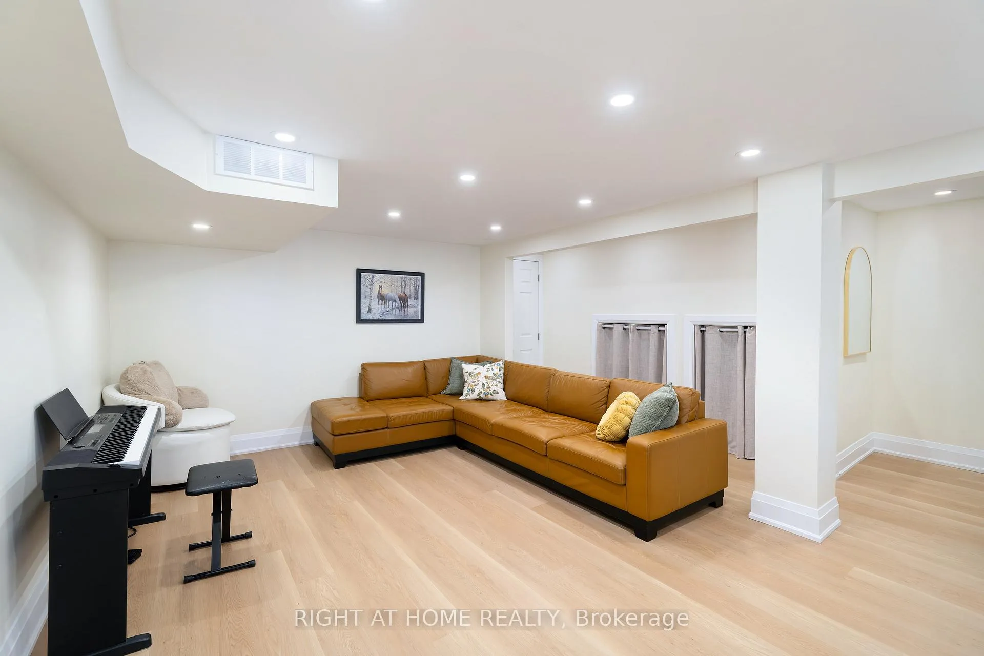 Photo 32 of 55 Hillview Drive, Newmarket, Bristol-London — HOMEH