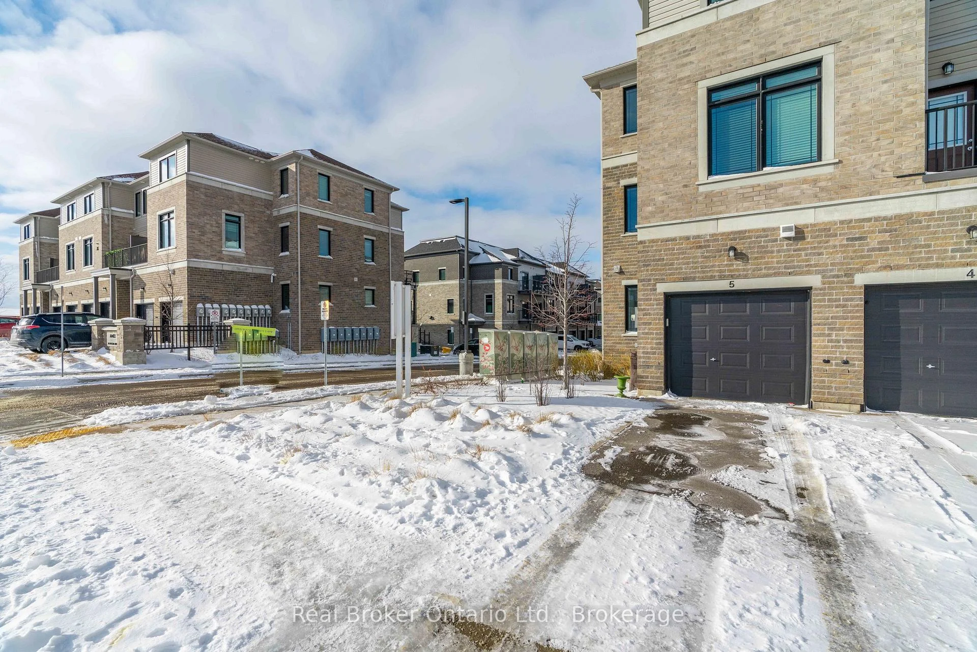 Photo 5 of Unit 5, 107 Westra Drive, Guelph, Willow West/Sugarbush/West Acres — HOMEH