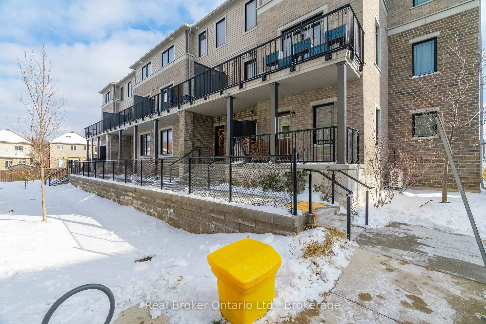 Photo 10 of Unit 5, 107 Westra Drive, Guelph, Willow West/Sugarbush/West Acres — HOMEH