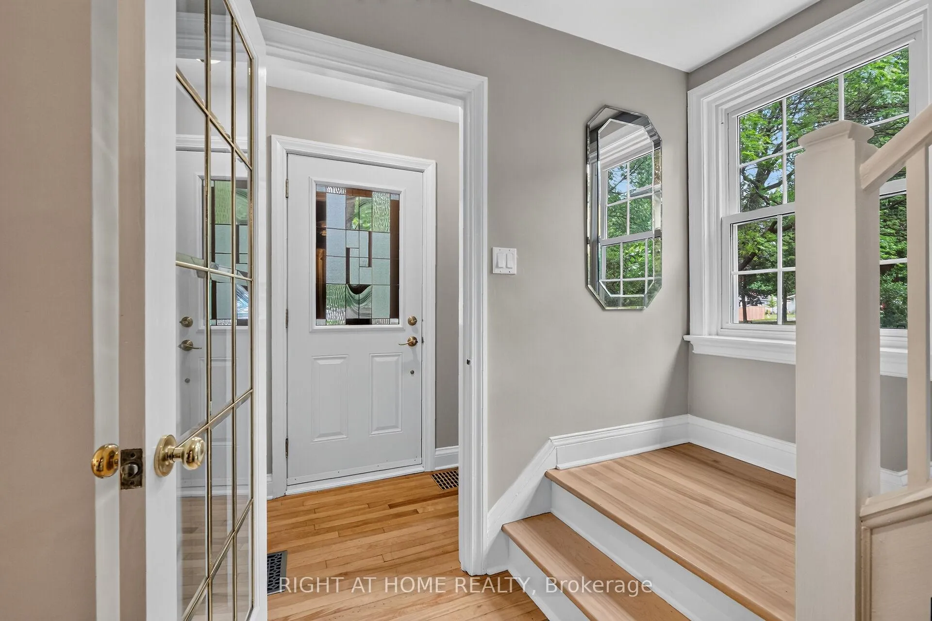 Photo 3 of 949 Kingsmere Avenue, Ottawa, McKellar Heights/Glabar Park — HOMEH
