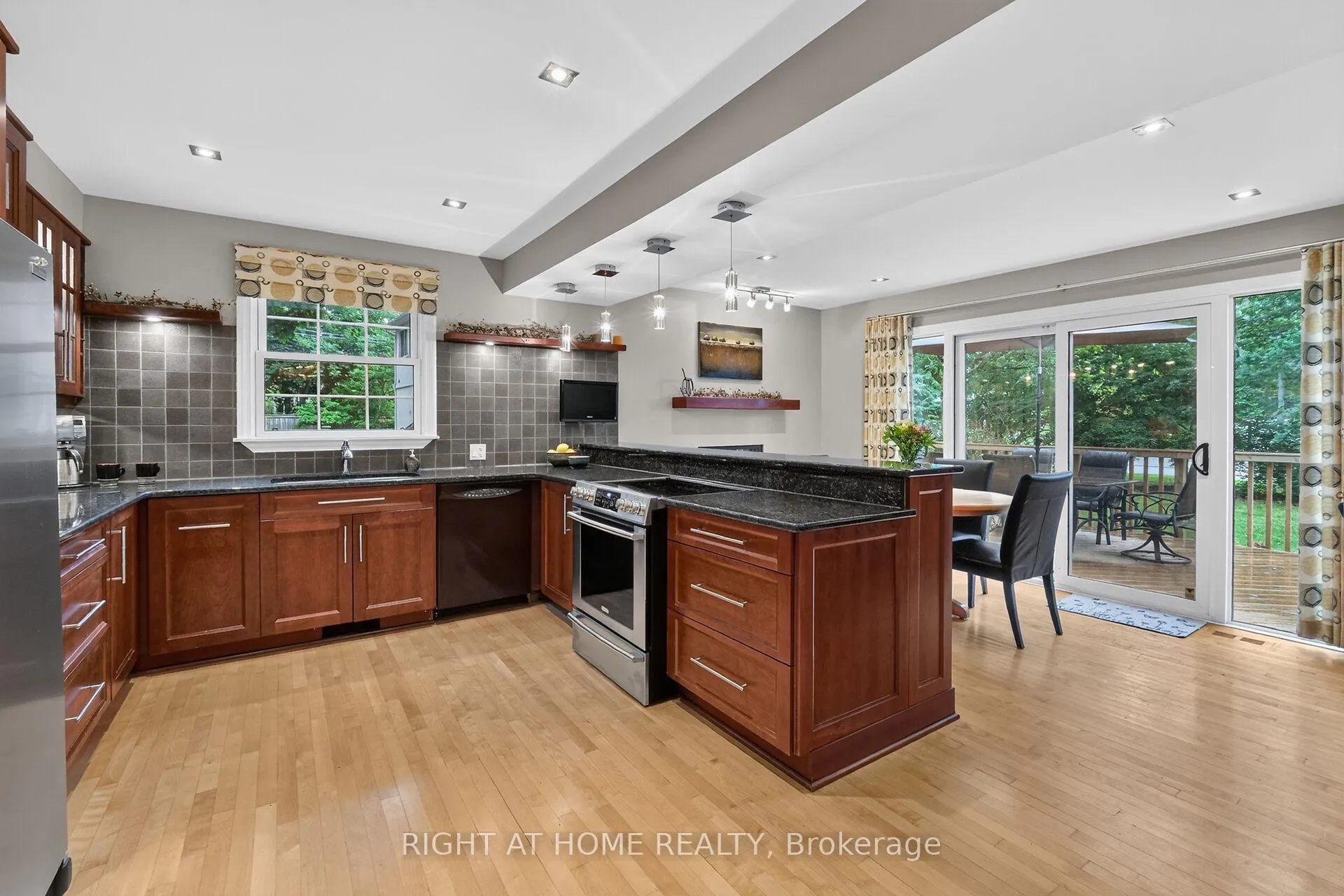 Photo 11 of 949 Kingsmere Avenue, Ottawa, McKellar Heights/Glabar Park — HOMEH