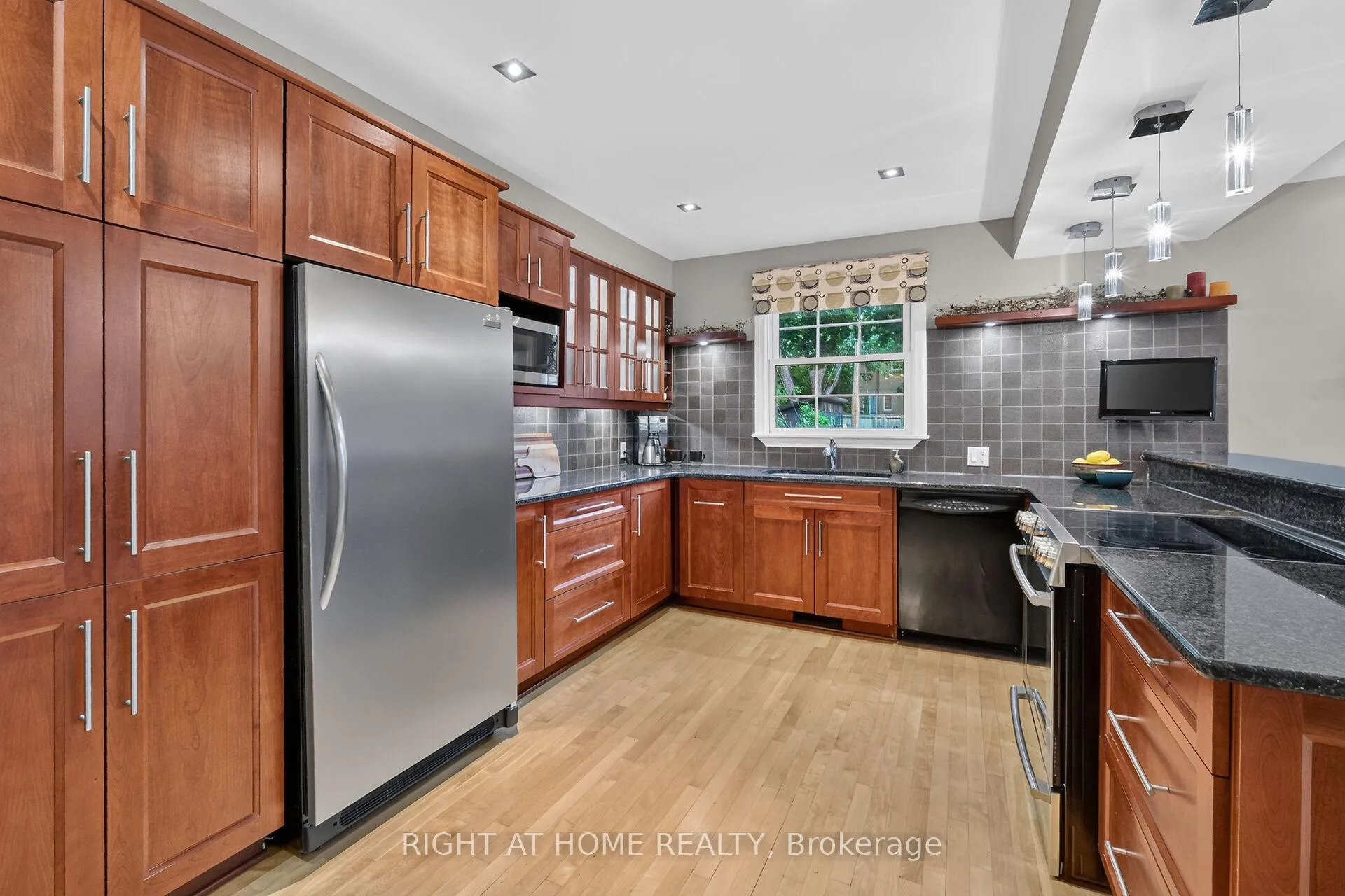 Photo 12 of 949 Kingsmere Avenue, Ottawa, McKellar Heights/Glabar Park — HOMEH