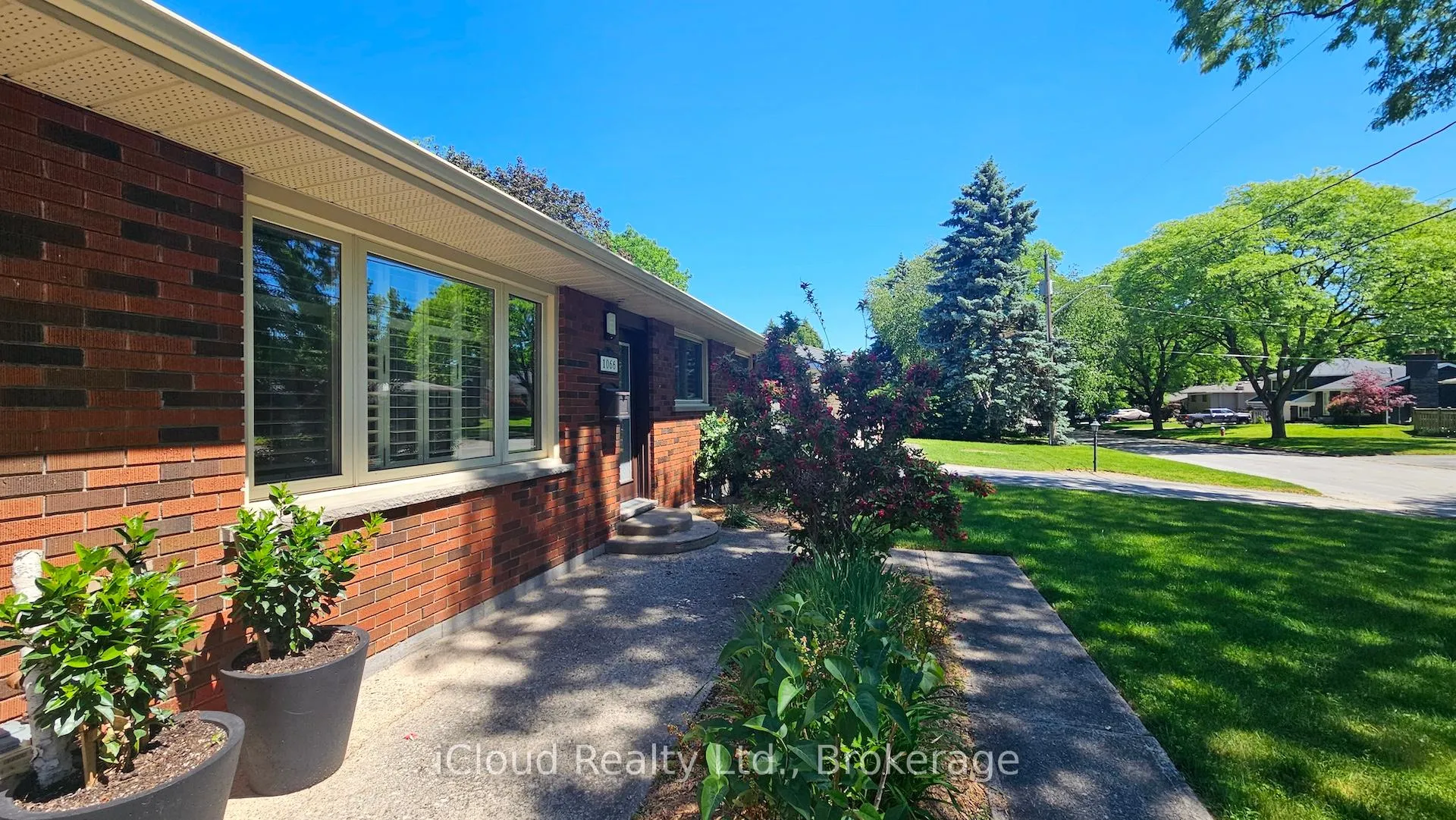 Photo 2 of 1066 Marley Crescent, Burlington, LaSalle — HOMEH
