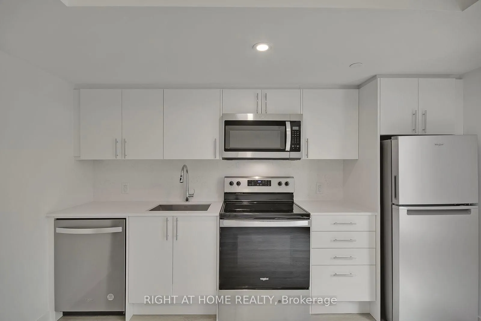 Photo 3 of Unit 301, 3 Strathgowan Avenue, Toronto, Lawrence Park South — HOMEH
