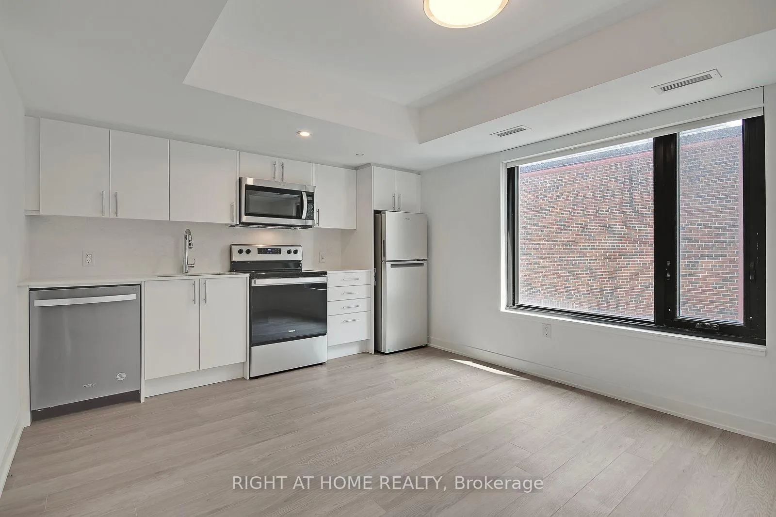 Photo 4 of Unit 301, 3 Strathgowan Avenue, Toronto, Lawrence Park South — HOMEH