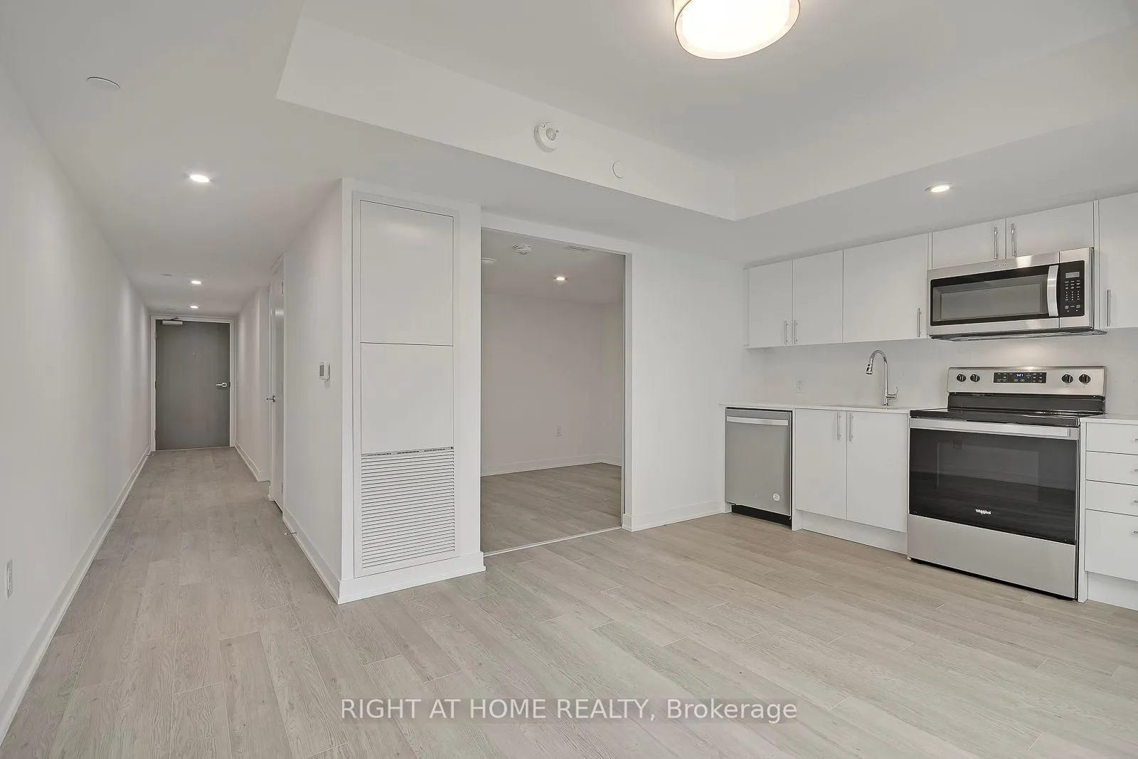 Photo 5 of Unit 301, 3 Strathgowan Avenue, Toronto, Lawrence Park South — HOMEH